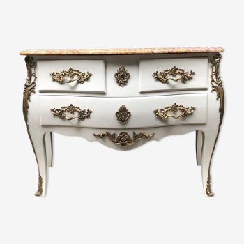 Commode galbée patine blanche dessus marbre style Louis XV