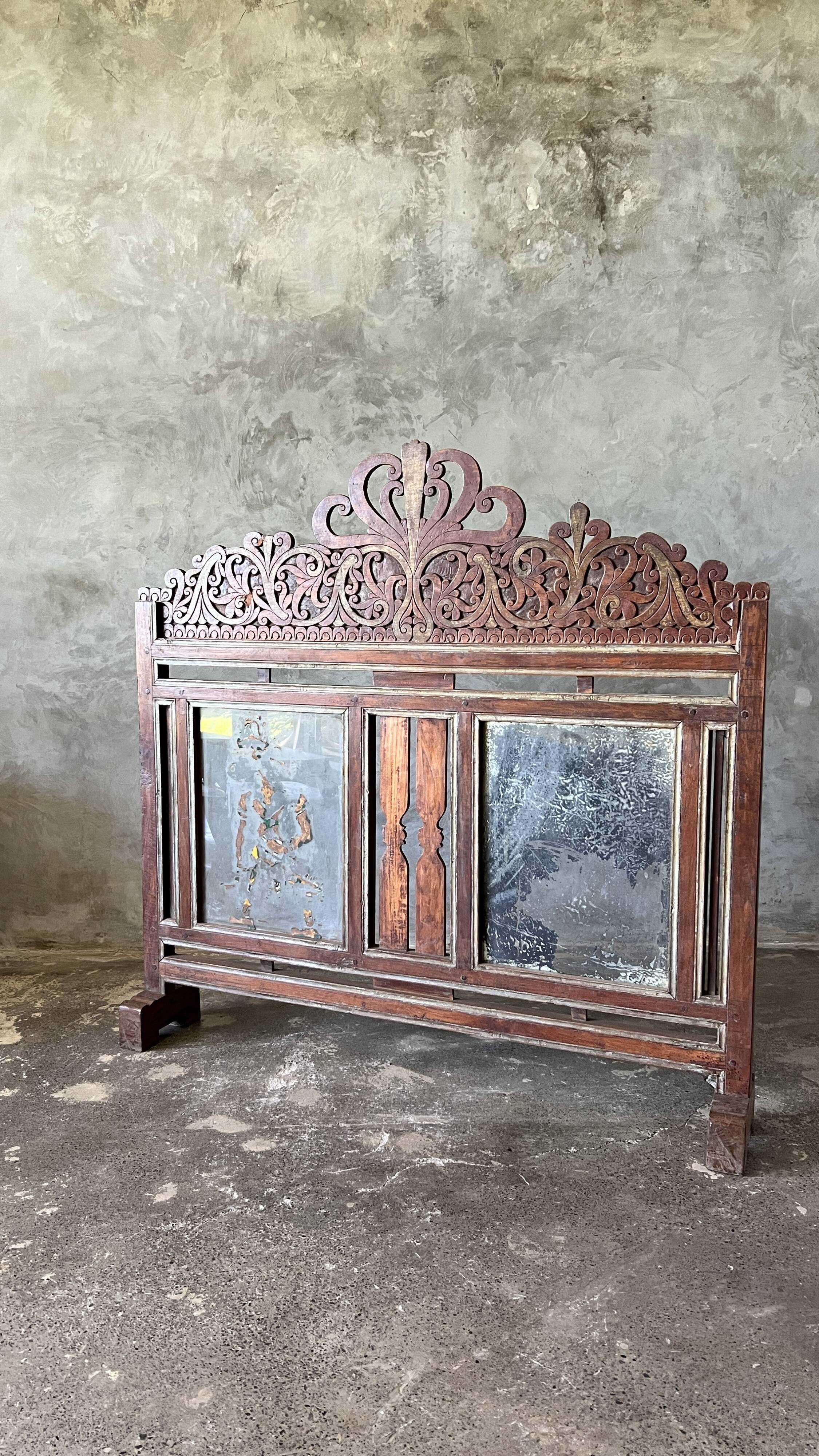 Small Indonesian screen in carved wood H:104 L:106
