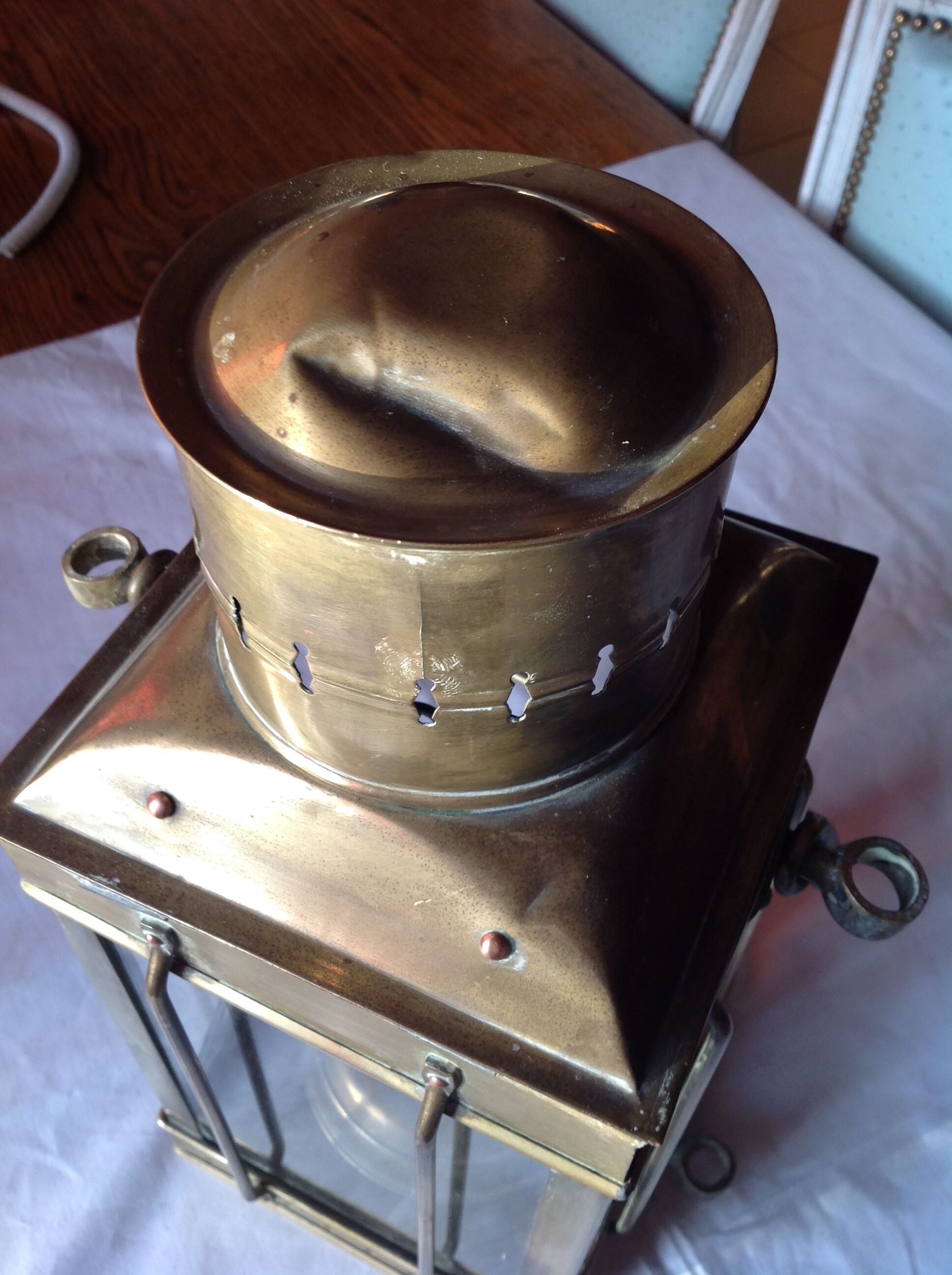 Ancienne lampe de bateau, à pétrole