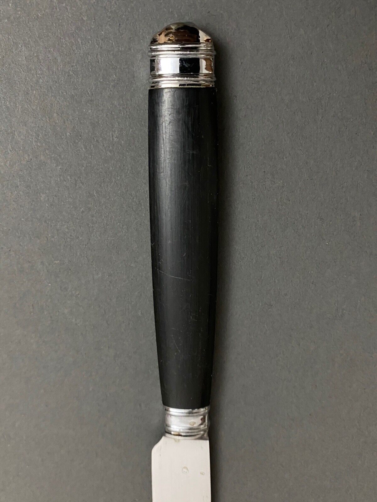 Suite de 23 couteaux kindal manche ebene ou bakelite XXe