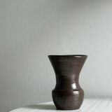 Vase en céramique marron foncé