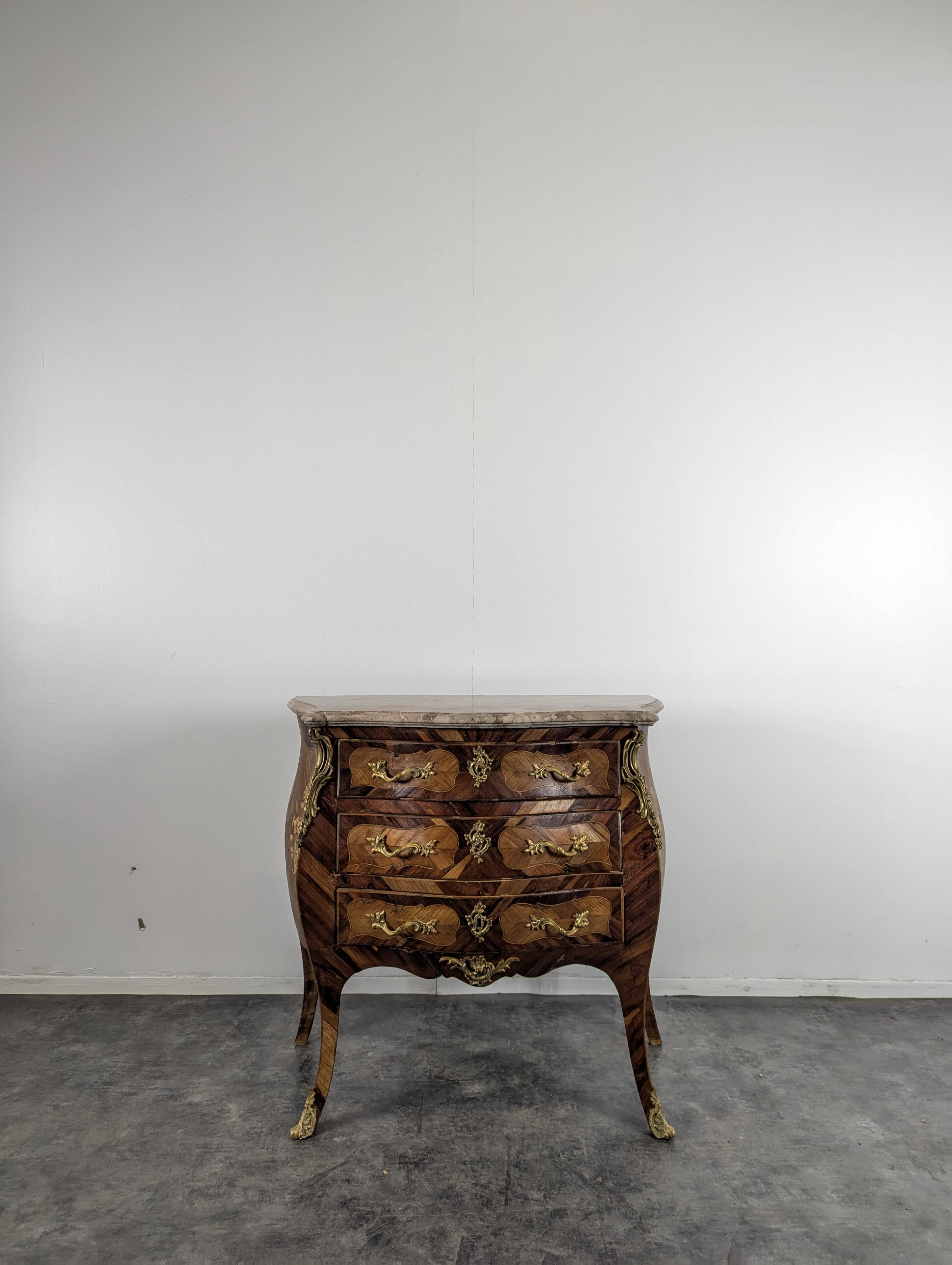 Louis XV period chest of drawers in rosewood marquetry