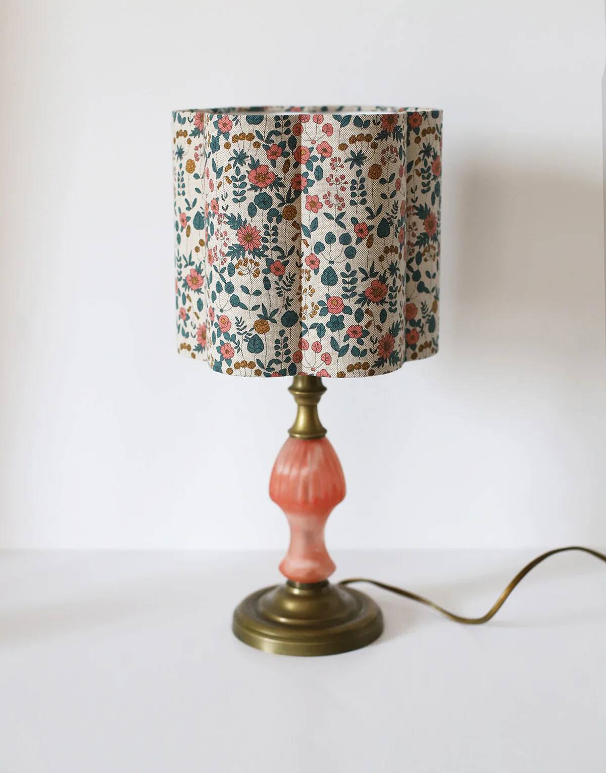 Flower-shaped lampshade printed with "English Garden" Flora.