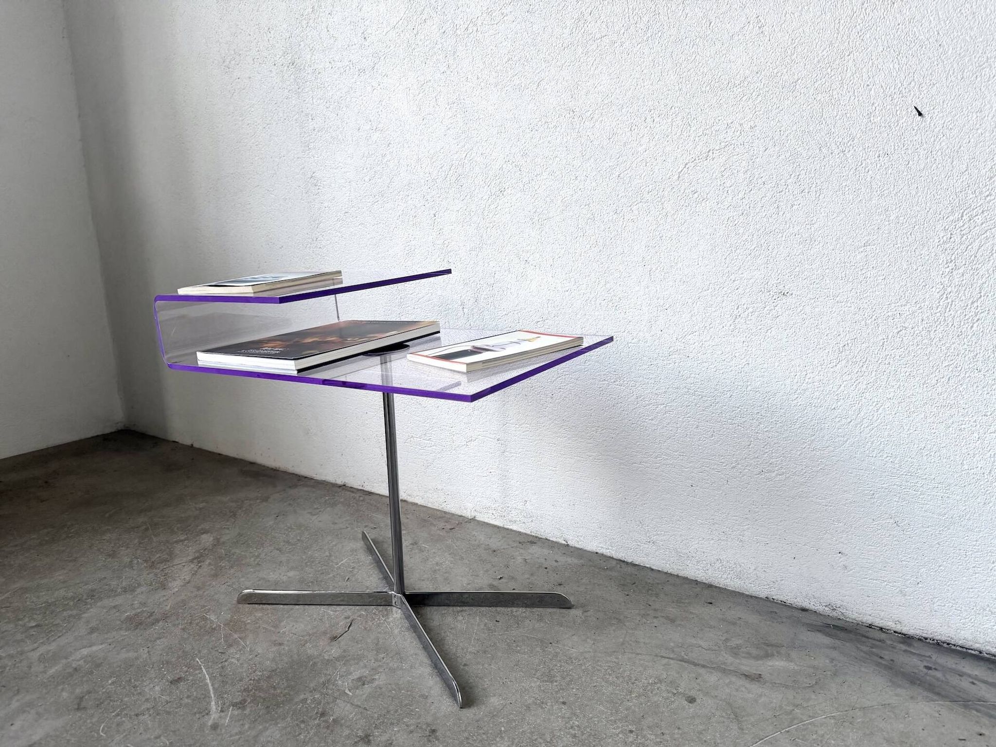 Table d'appoint en acrylique transparent et chrome, années 70