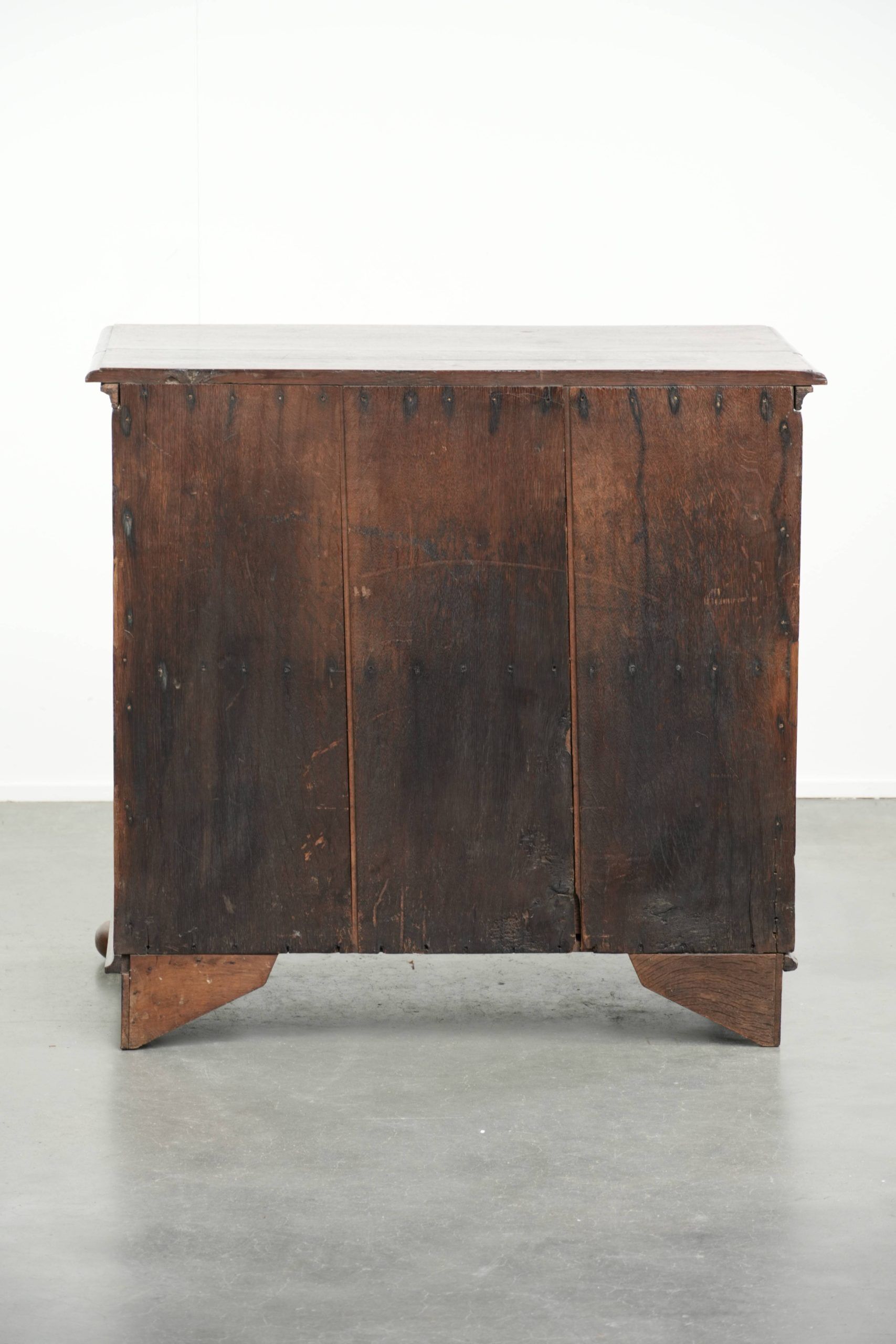 Commode en chêne anglais du 17ème siècle avec des pieds en boule.
