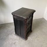 Commode XIXème pin noirci sculpté