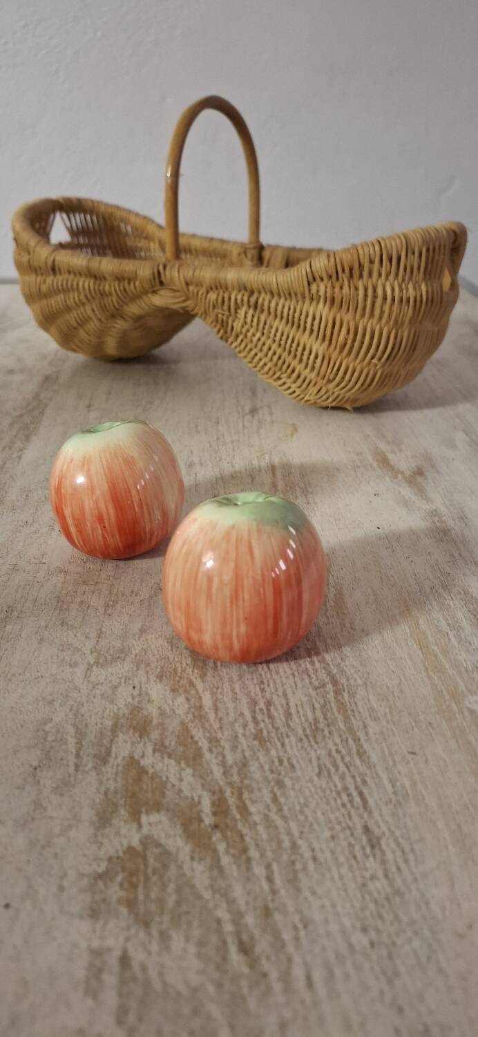 Apple salt and pepper shakers