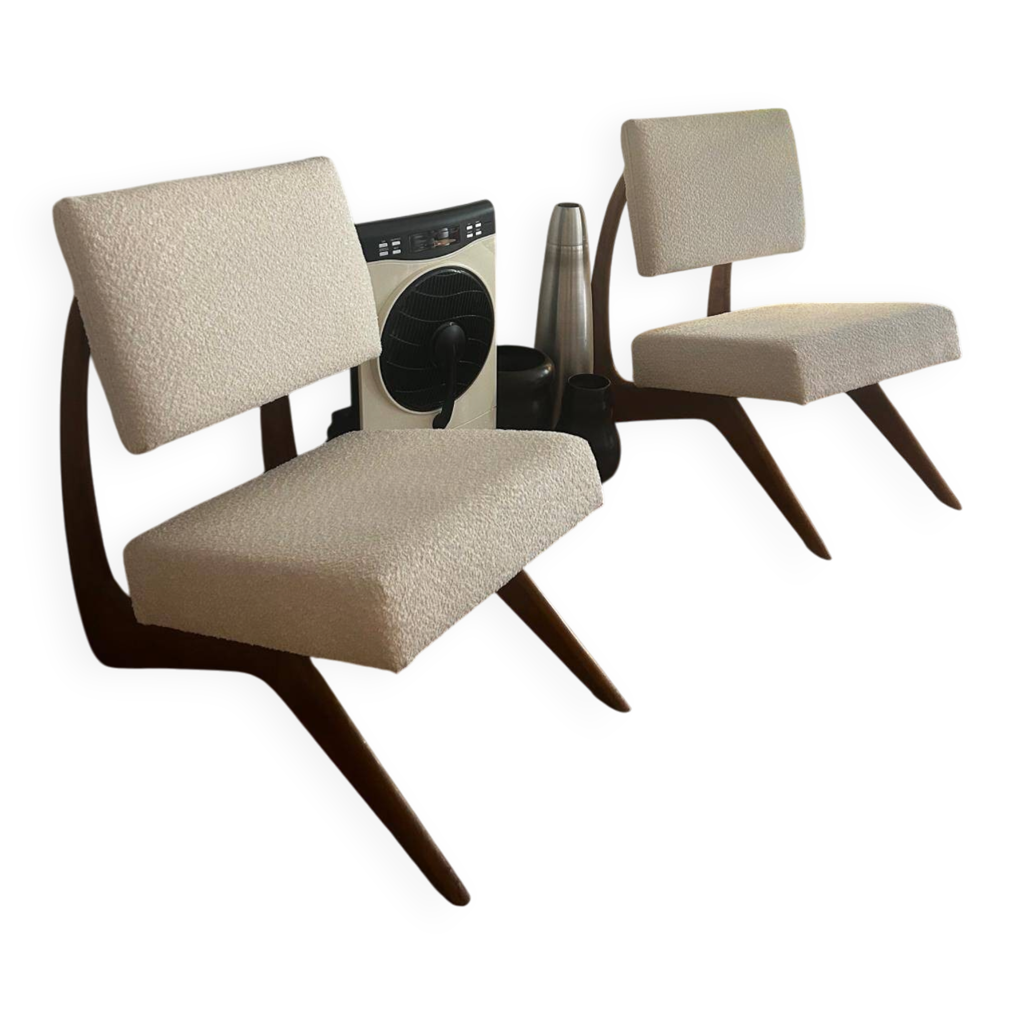 Paire de fauteuils en noyer Adrian Pearshall