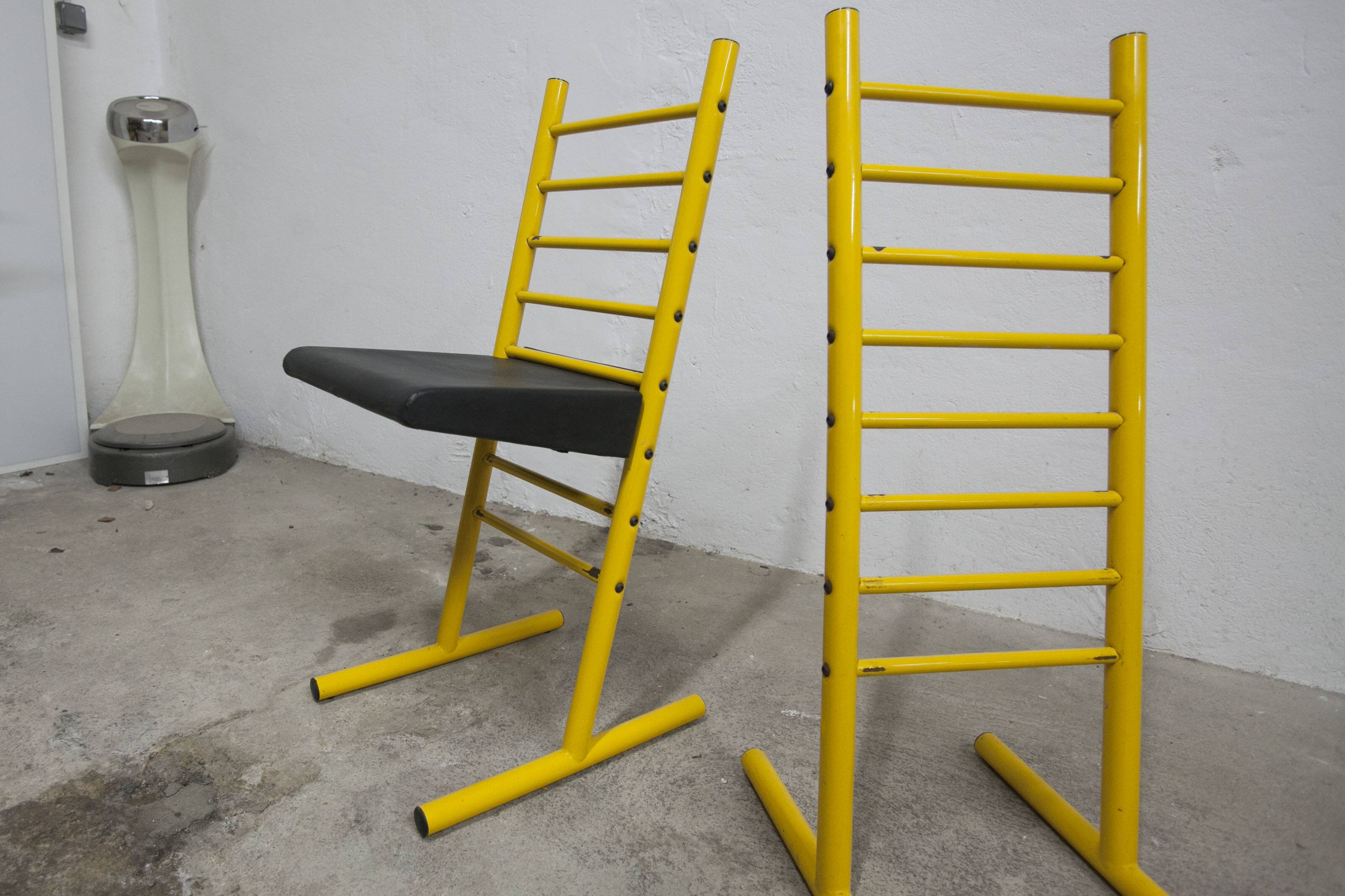 Pair of adjustable Italian bar stools in lacquered yellow and black