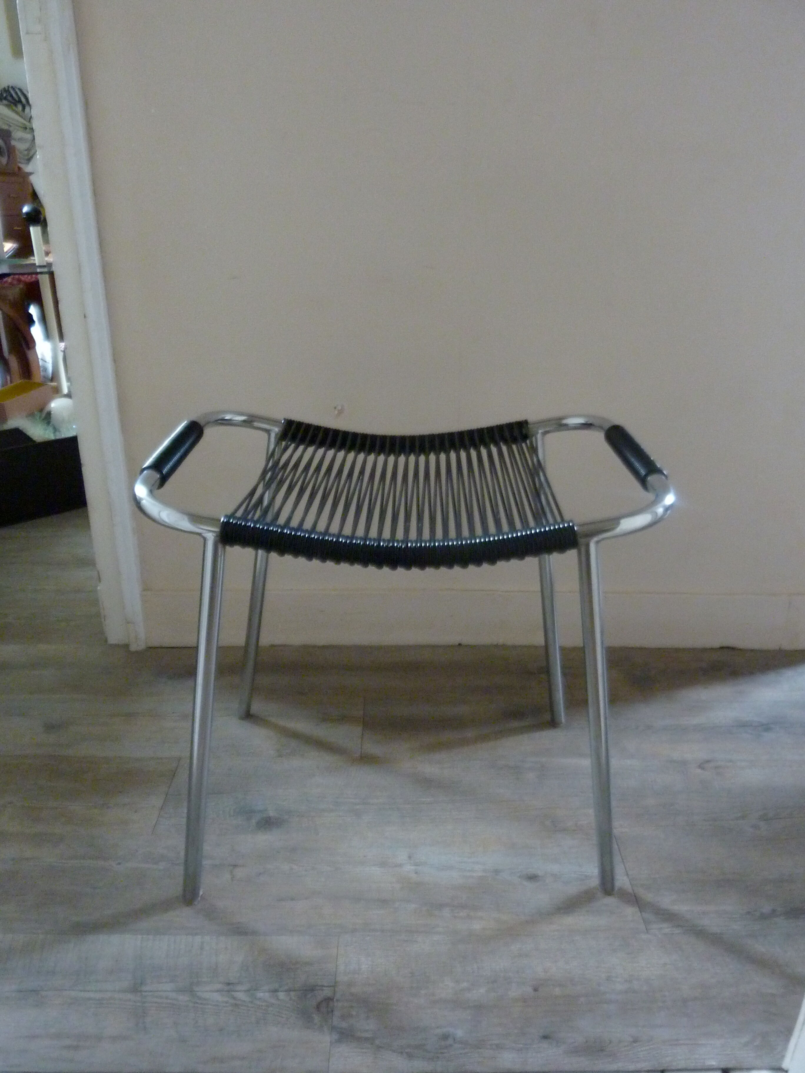 Tabouret en scoubidou noir et chrome des années 60