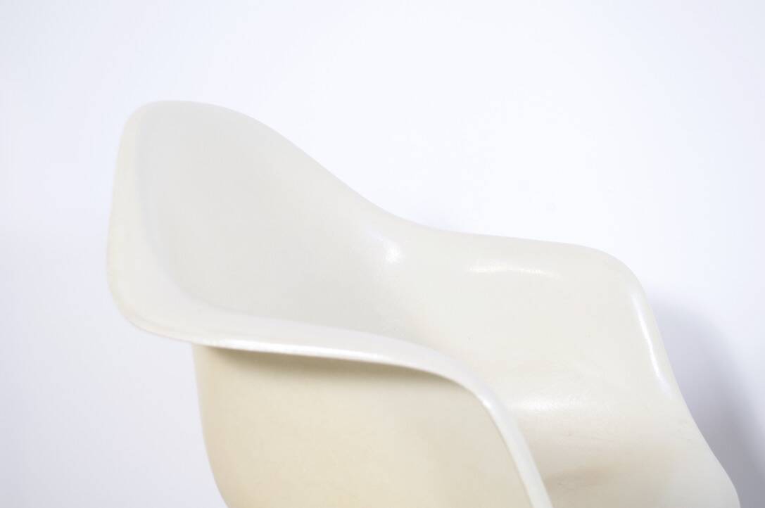 4 DAX Eames armchairs from the 60's Herman Miller mobilier international