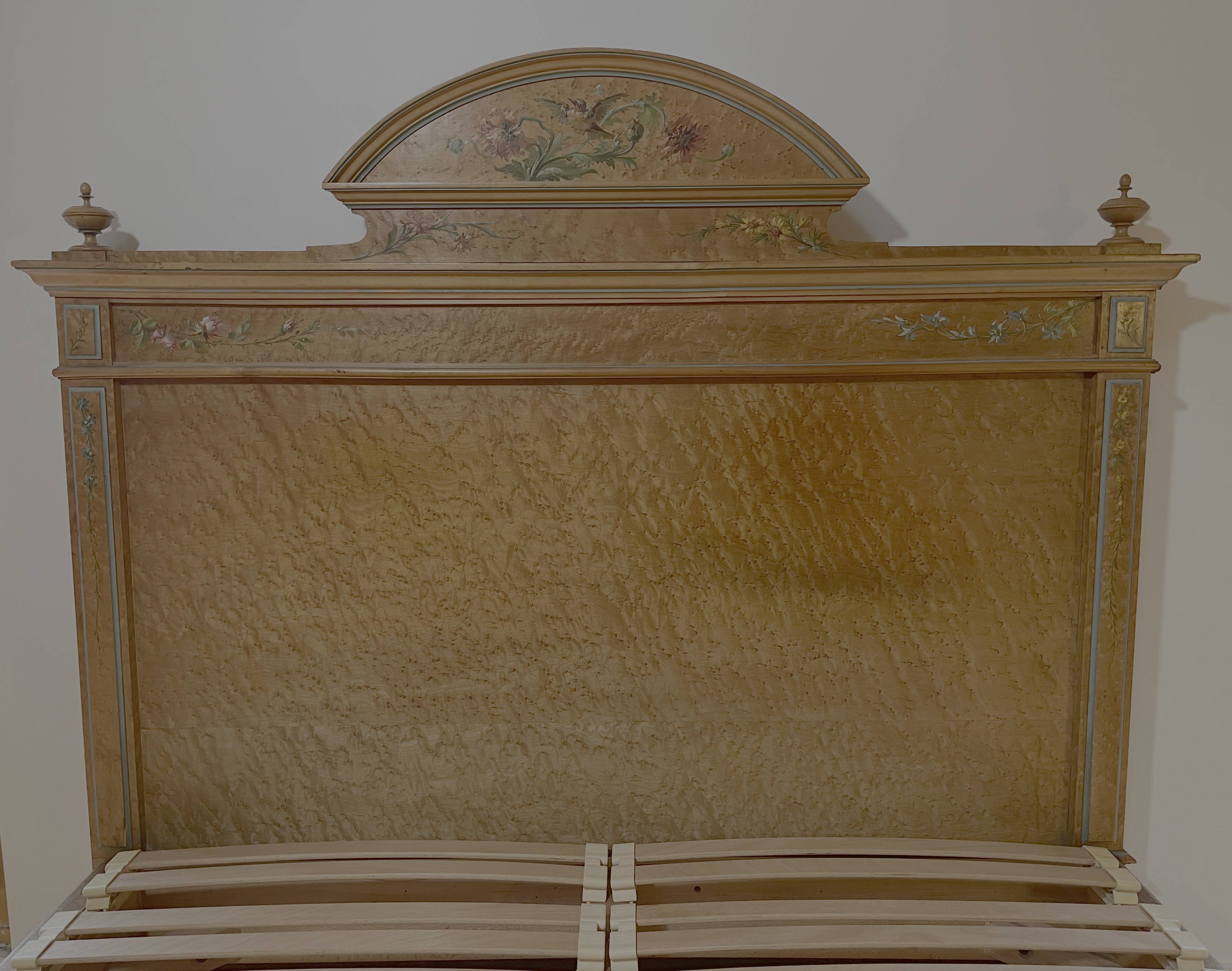 Late 19th century bed – painted maple burl – with base + 135x190 mattress