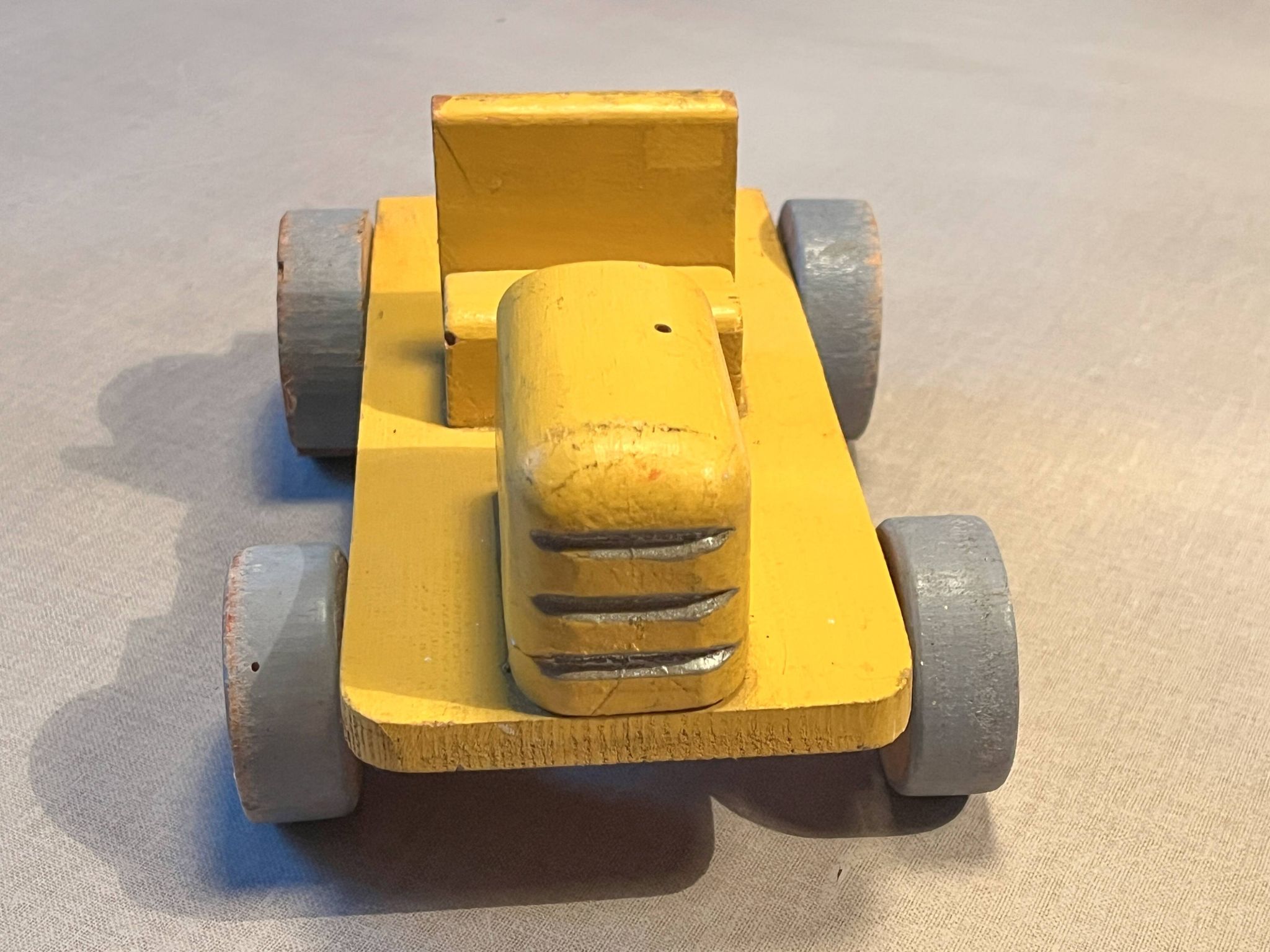Tracteur jaune en bois, jouet ancien