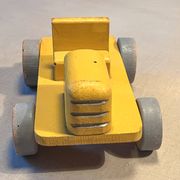 Tracteur jaune en bois, jouet ancien