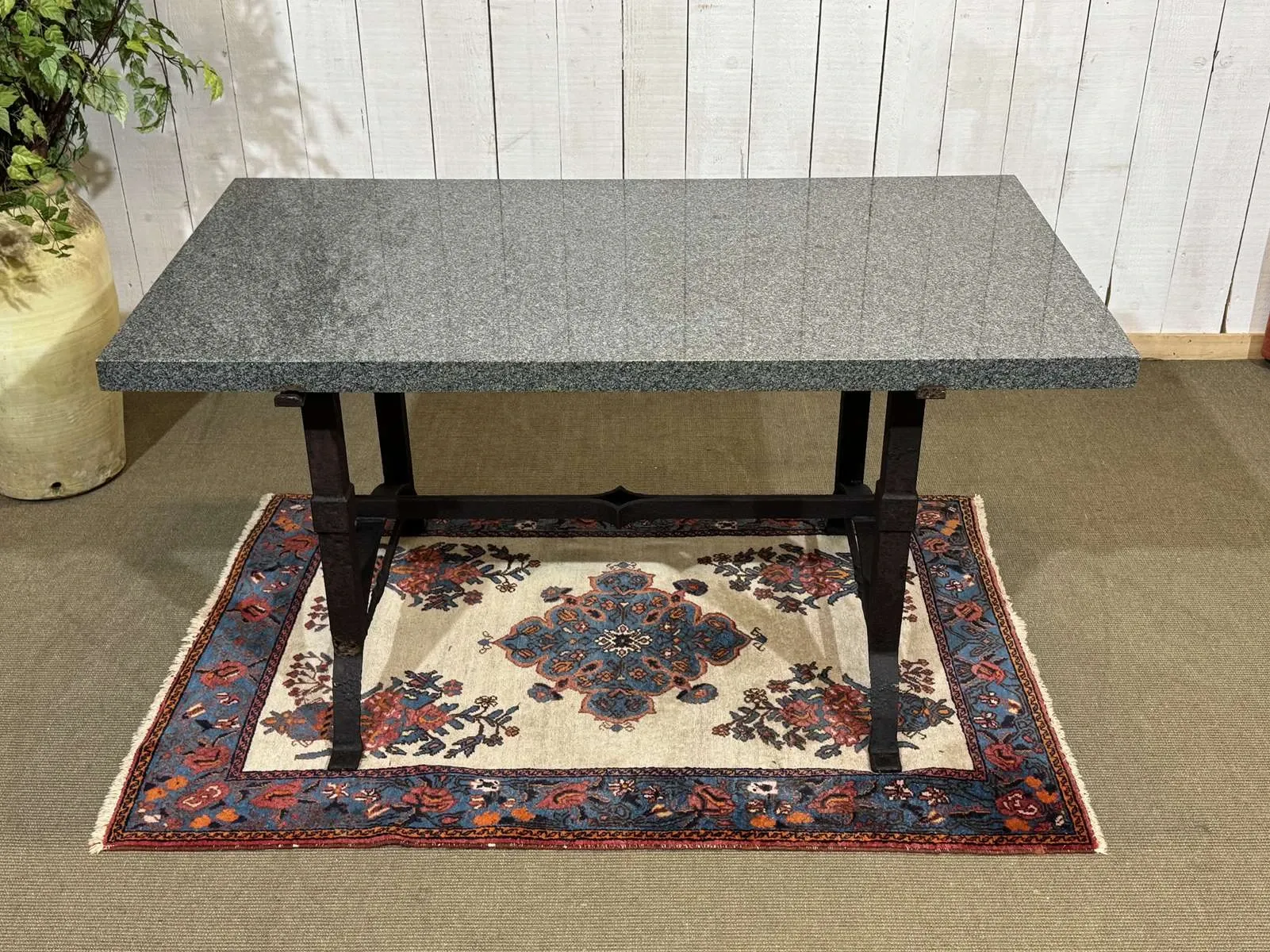 Table en marbre et piétement fonte