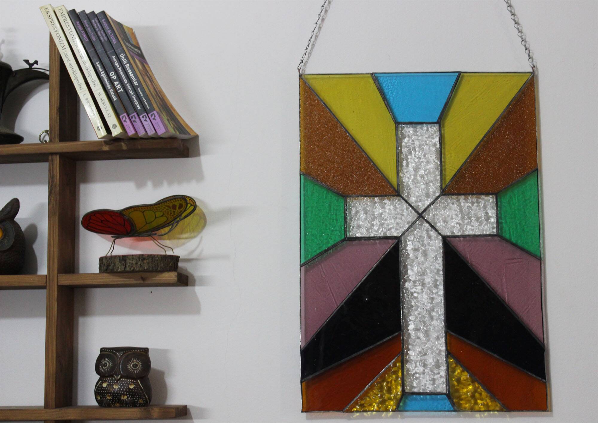 Vitrail décoratif Croix géométrique – Verre coloré artisanal 40 × 57 cm