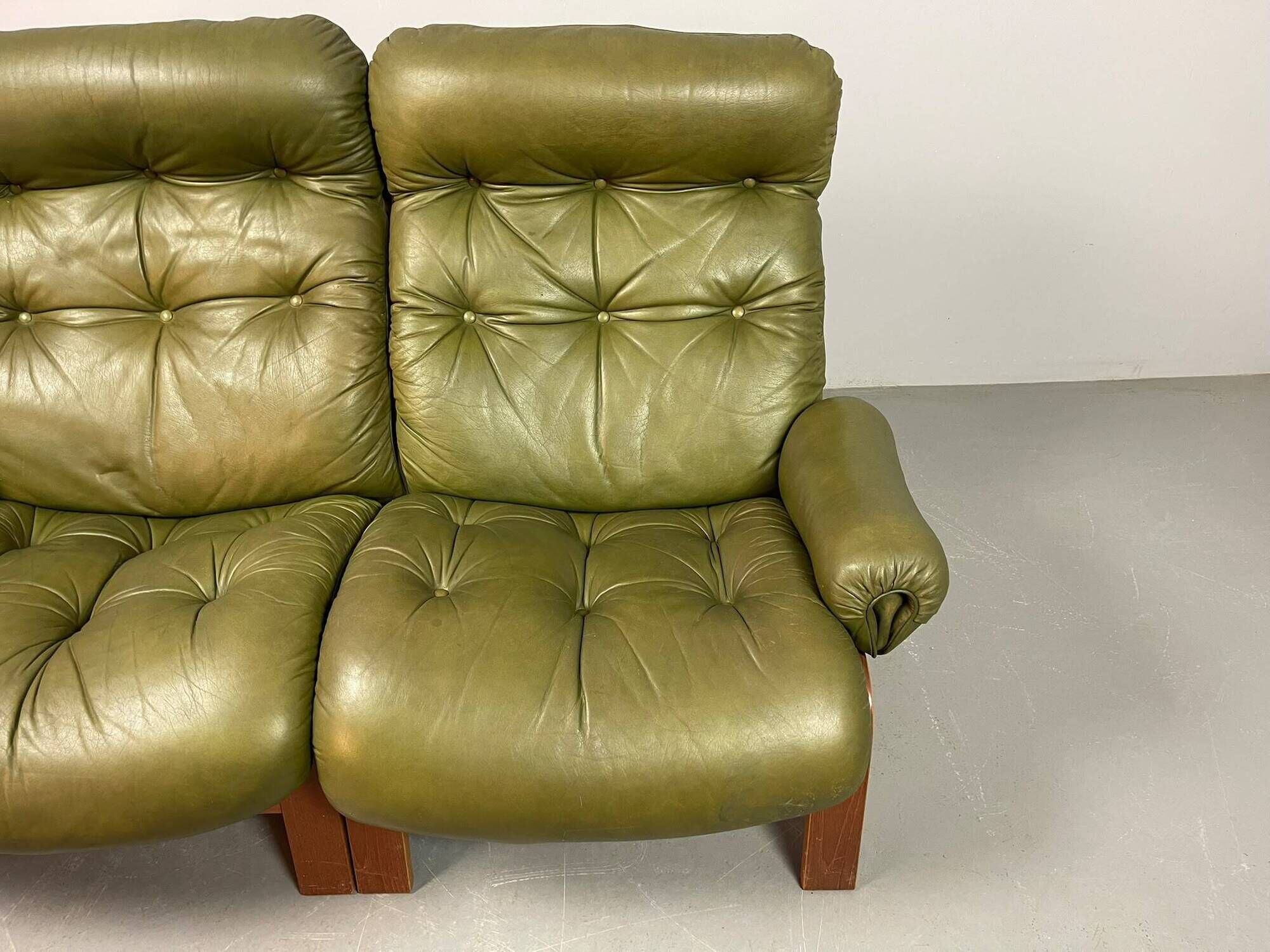 Supercomfy Scandinavian Rybo Rykken Olivegreen Leather 2-Seater Ry-Wing