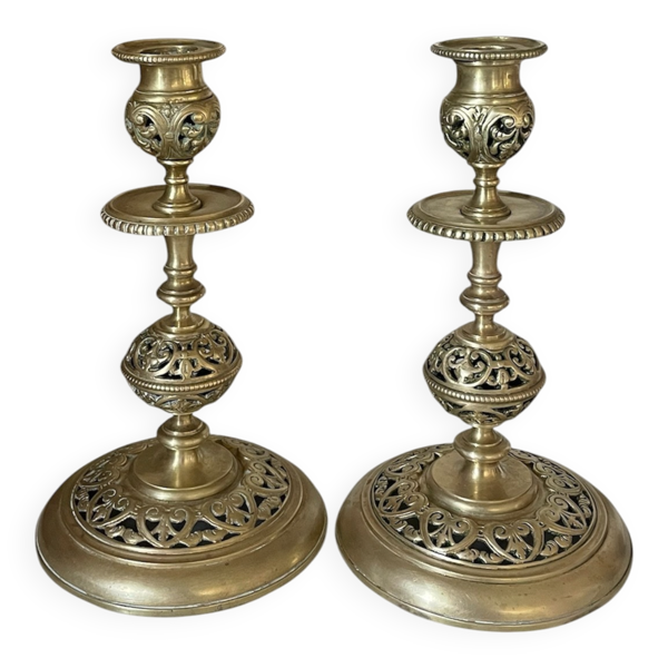 Paire de bougeoirs en laiton doré ajouré, XIXème