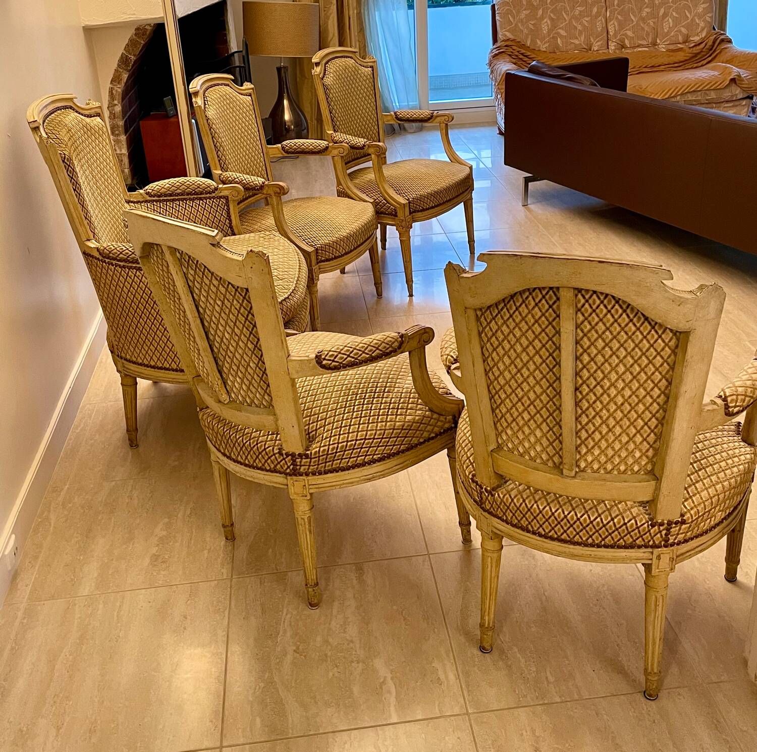 Elegant Louis XVI set – 4 cabriolet armchairs + 1 bergère