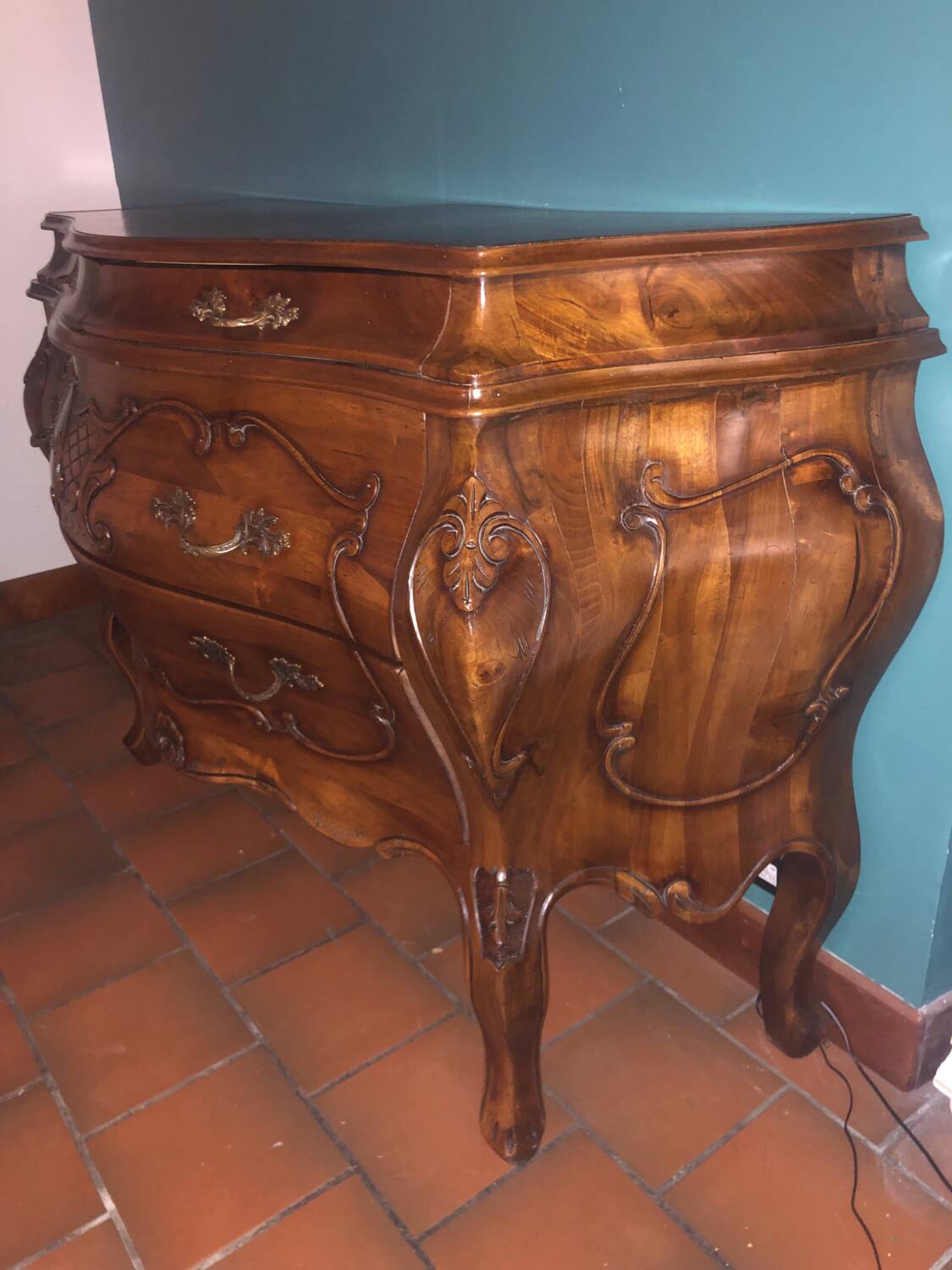 Walnut tomb chest of drawers