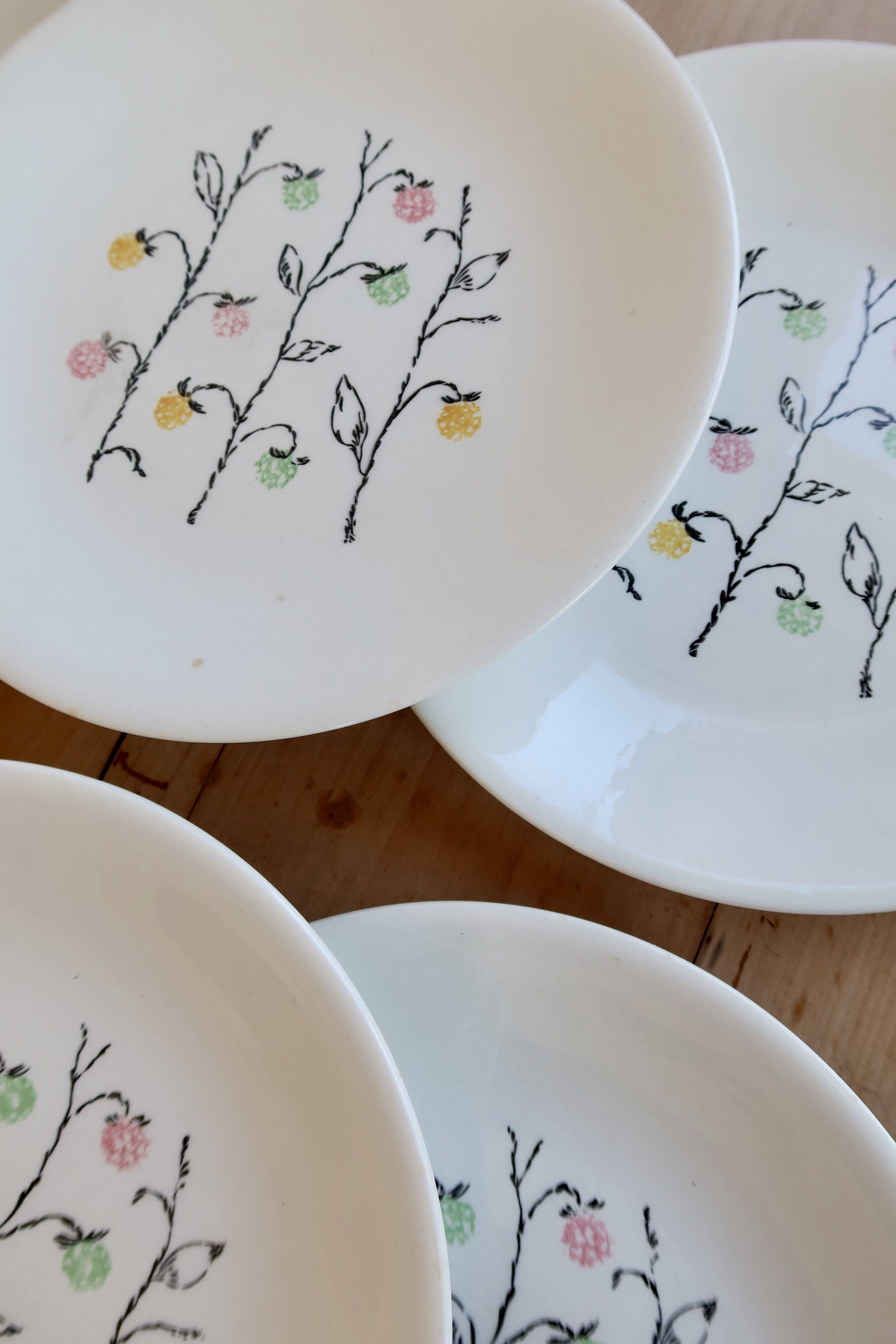 6 vintage flat plates from Gien, model Marie-Claire.