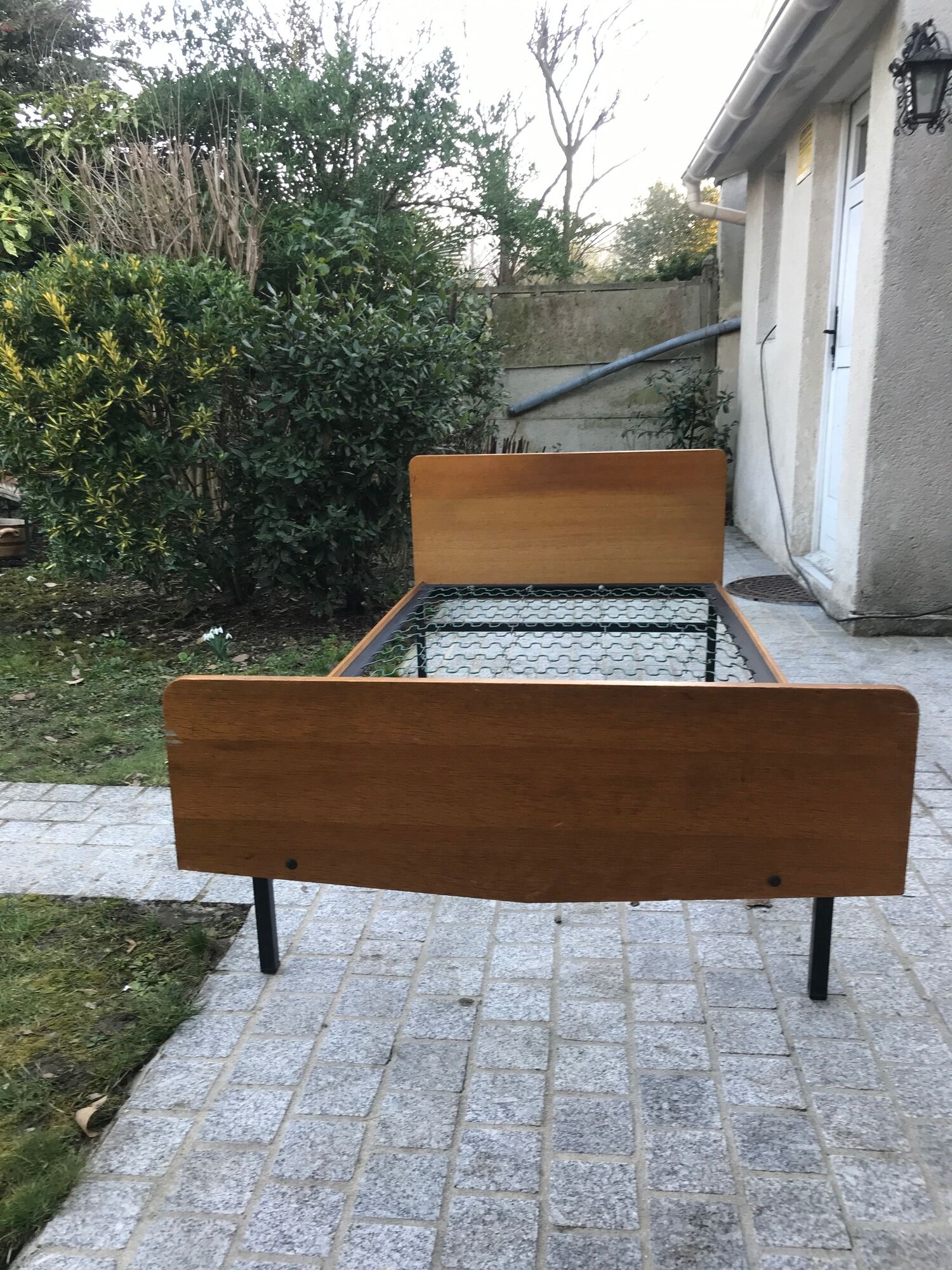 Bed in blond wood and feet 1950 vintage metal - 1 person