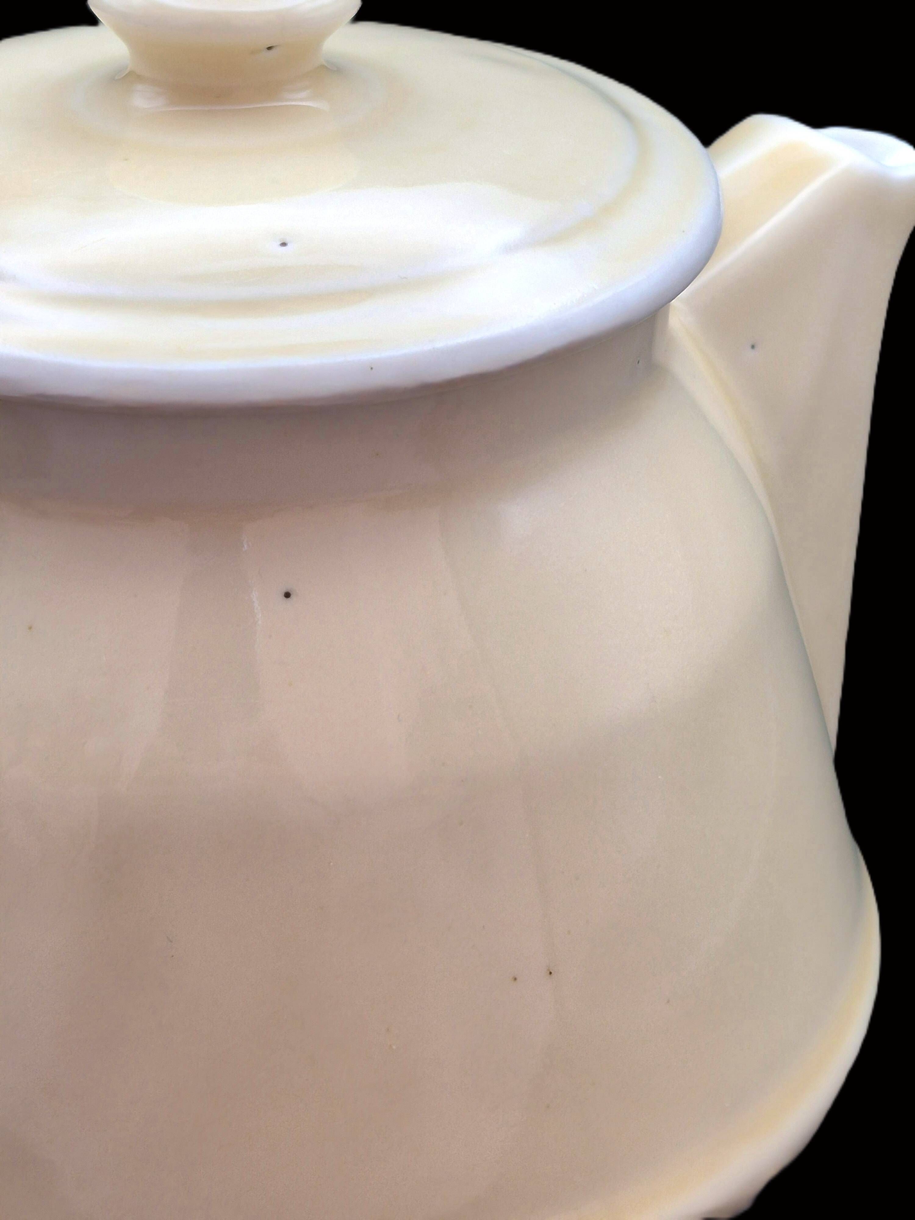 Vintage cream ceramic teapot – Authentic charm & chic country decor