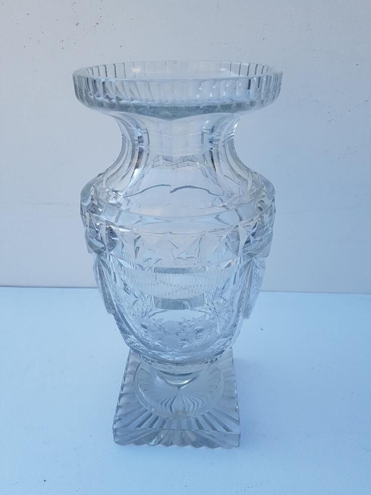 Plastic vase cut in Medici shape