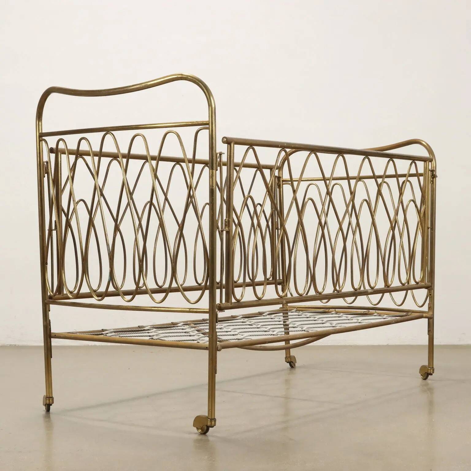 Vintage children's bed from the 1950s in brass, Italy.