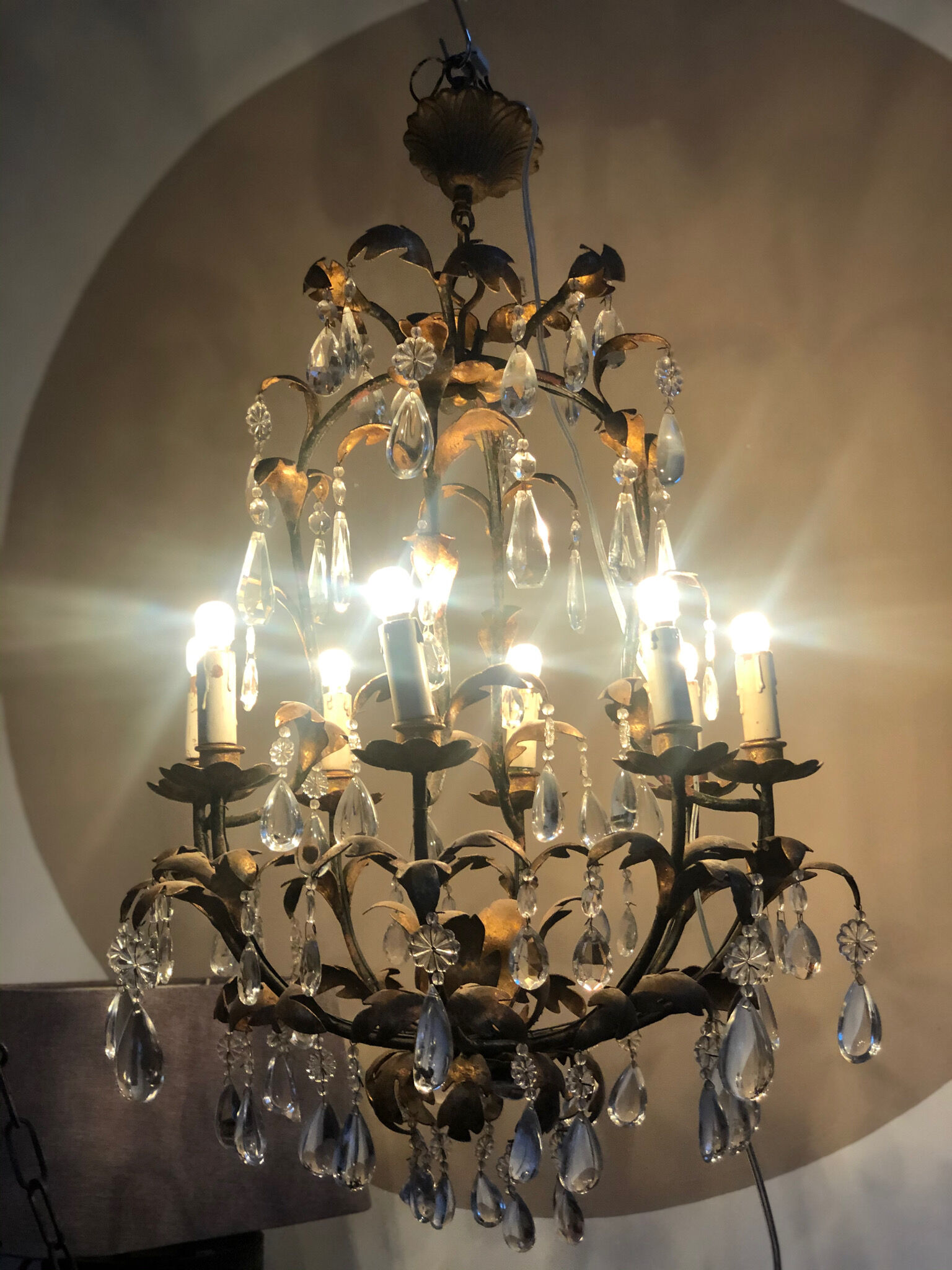 Lustre Avec les feuilles dorés et plein des cristal 30