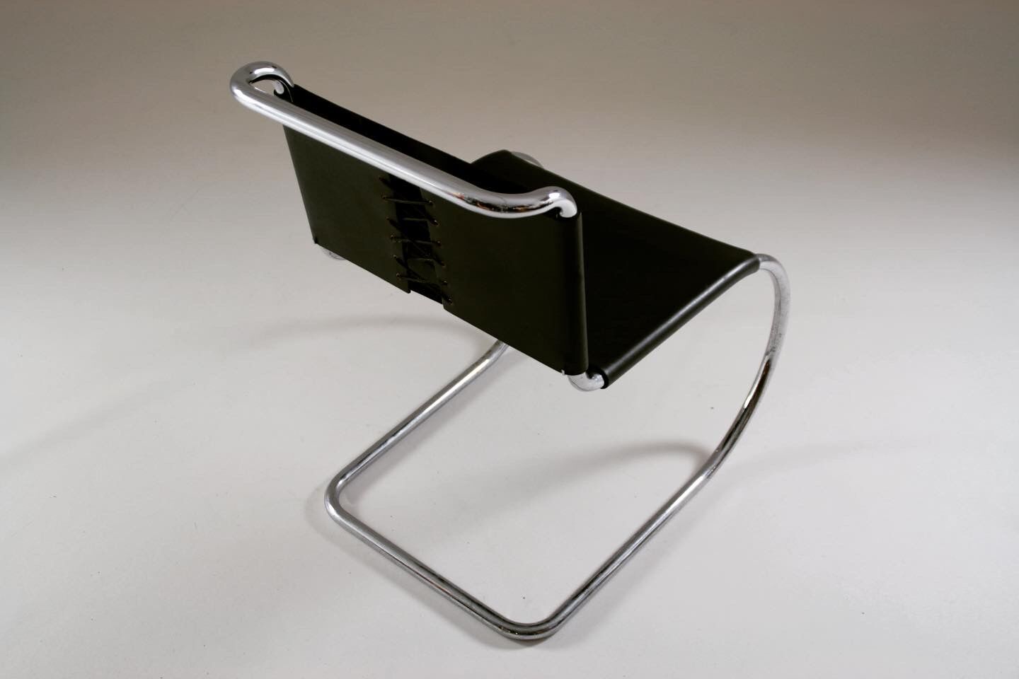 MR chair in leather by Ludwig mies Van der Rohe