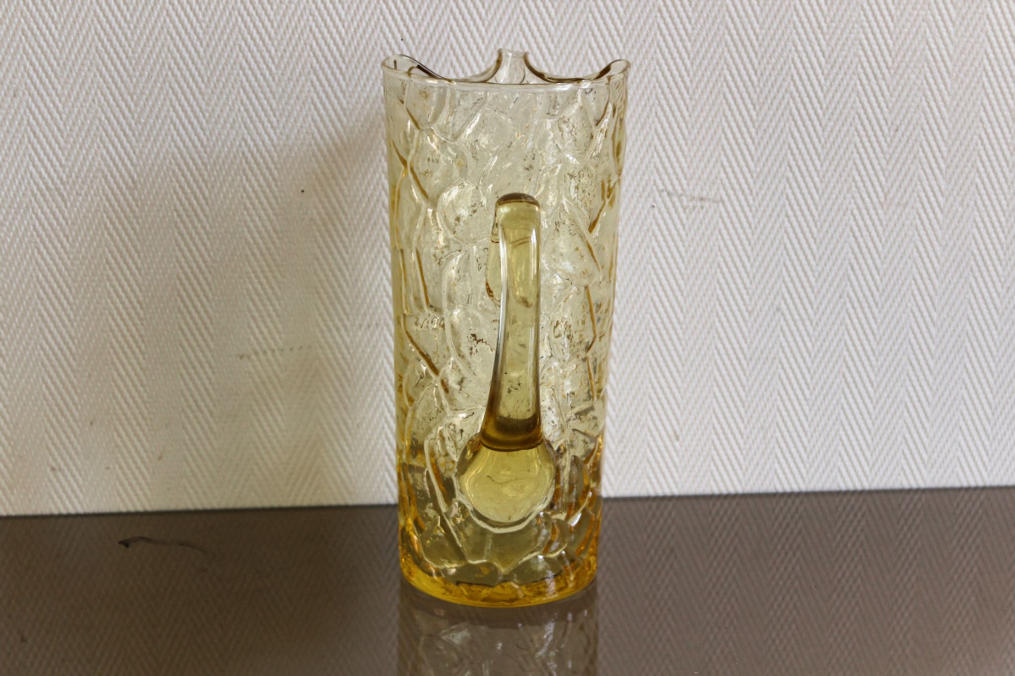 Pichet en verre froissé