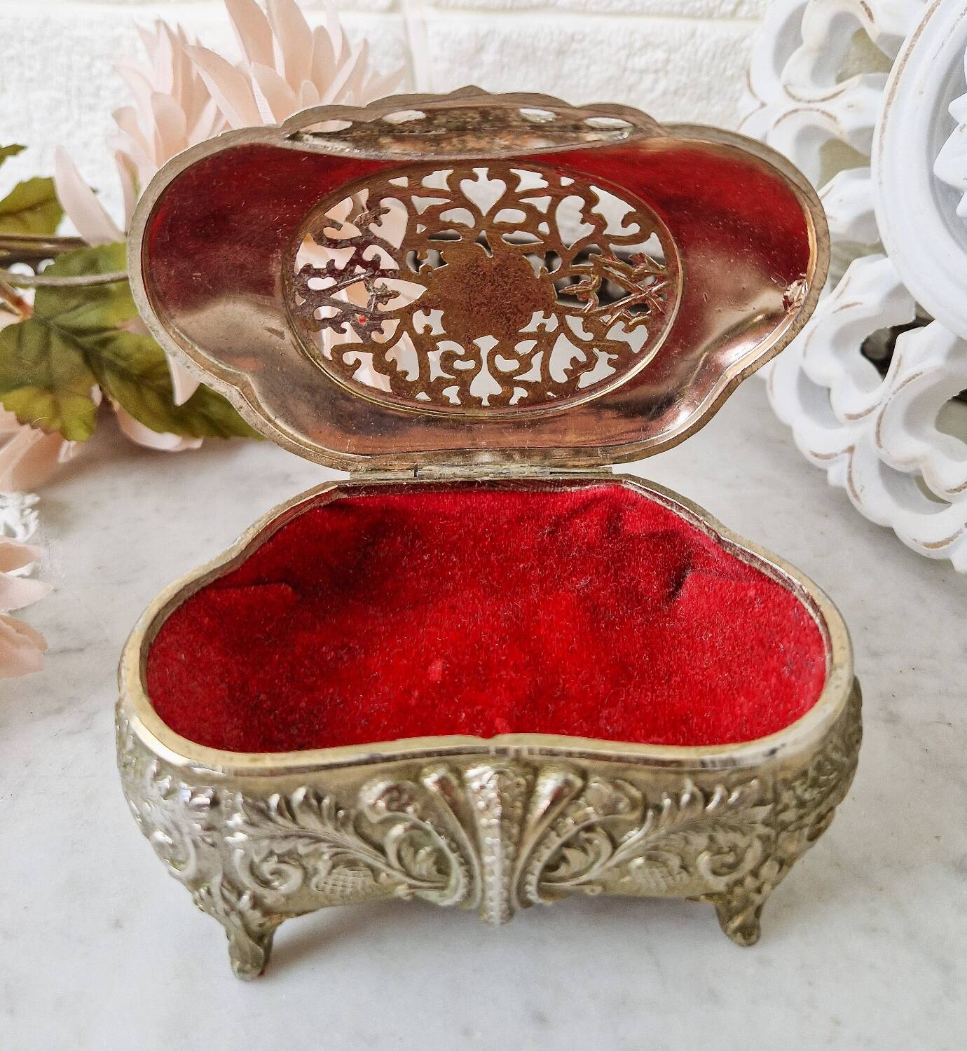 Vintage openwork silver metal jewelry box