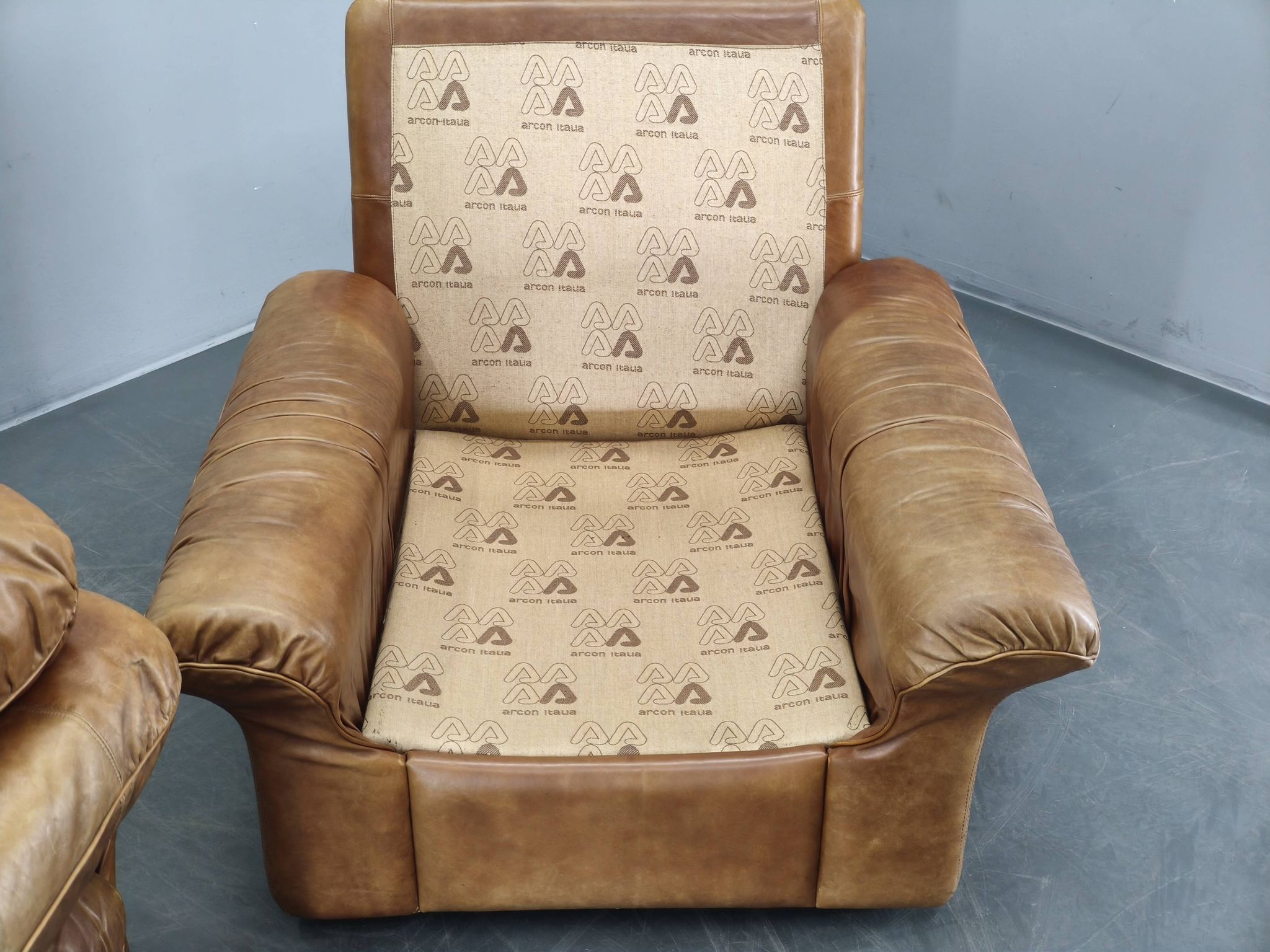 Paire de fauteuils lounge en cuir buffle cognac Arcon Italia