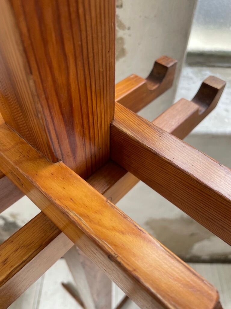 Patère wears pine coat 70