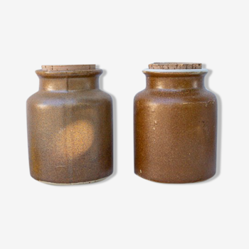 2 stoneware pots with cork lid