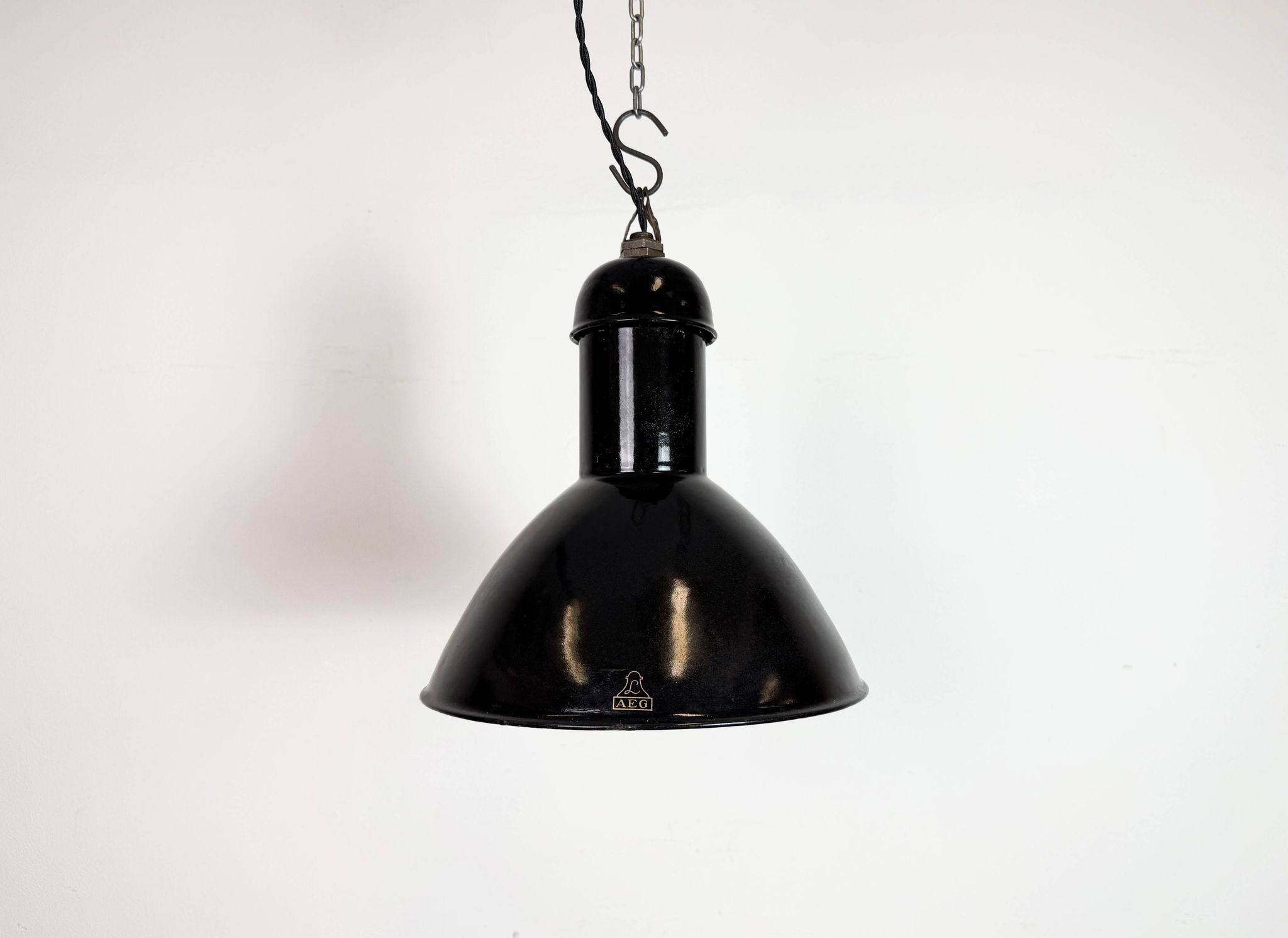 Lampe suspendue industrielle en émail noir de AEG, années 1930