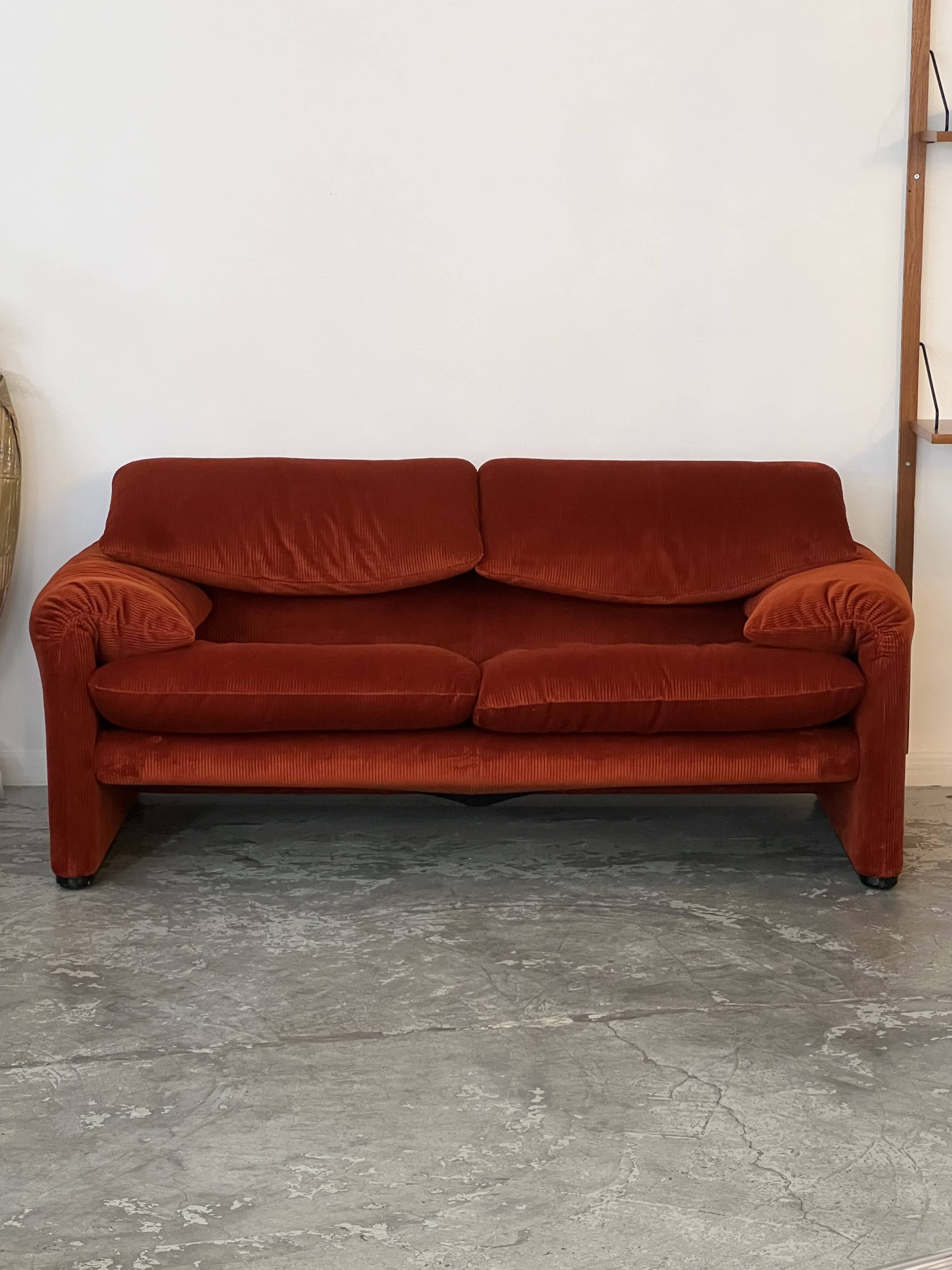Maralunga 2-seater sofa by Vico Magistretti for Cassina Italy 1973