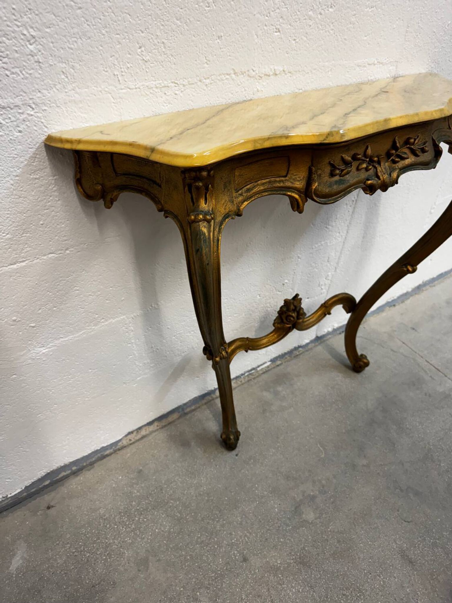 Console en bois sculpté doré et marbre de style Louis XV