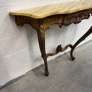 Console en bois sculpté doré et marbre de style Louis XV