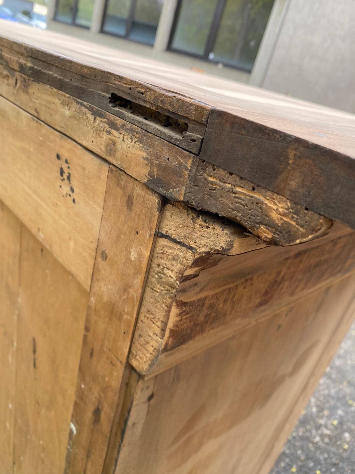 Renovated Louis Philippe chest of drawers in solid wood and walnut veneer from the 18th century.