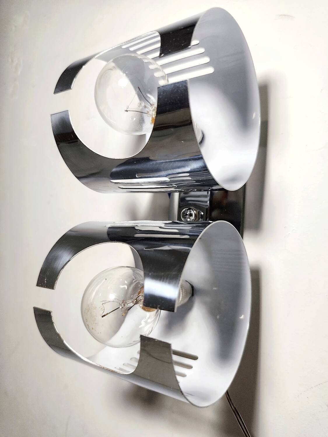 Aplique de pared metálico "Space Age". España, 1970s.