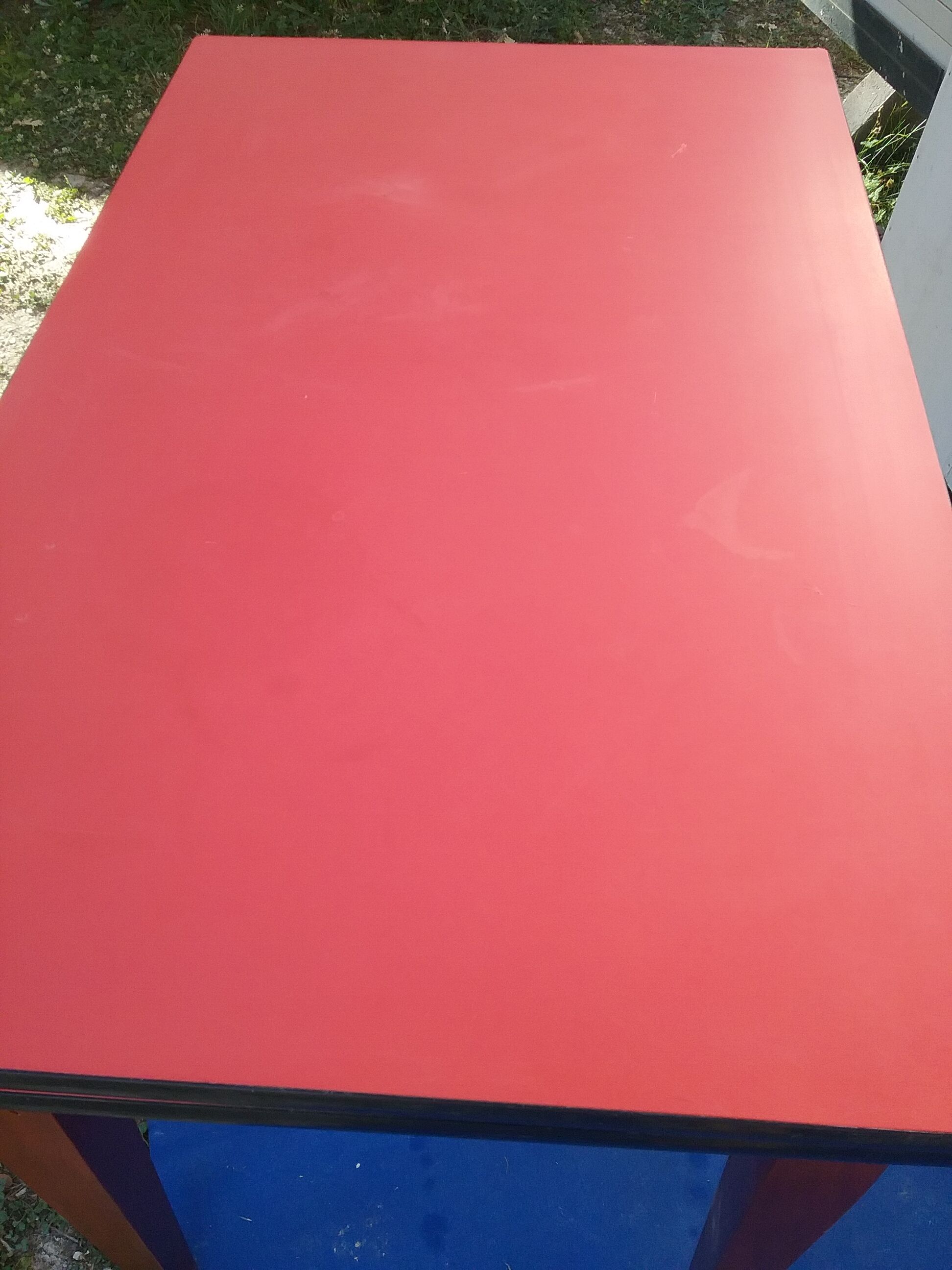 Table in red formica