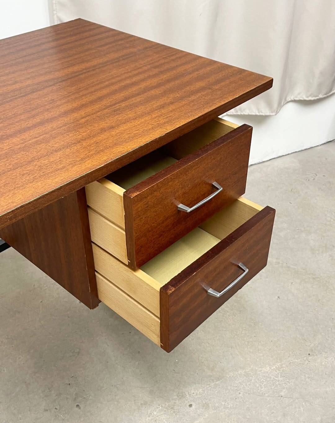 Bureau moderniste en bois et métal