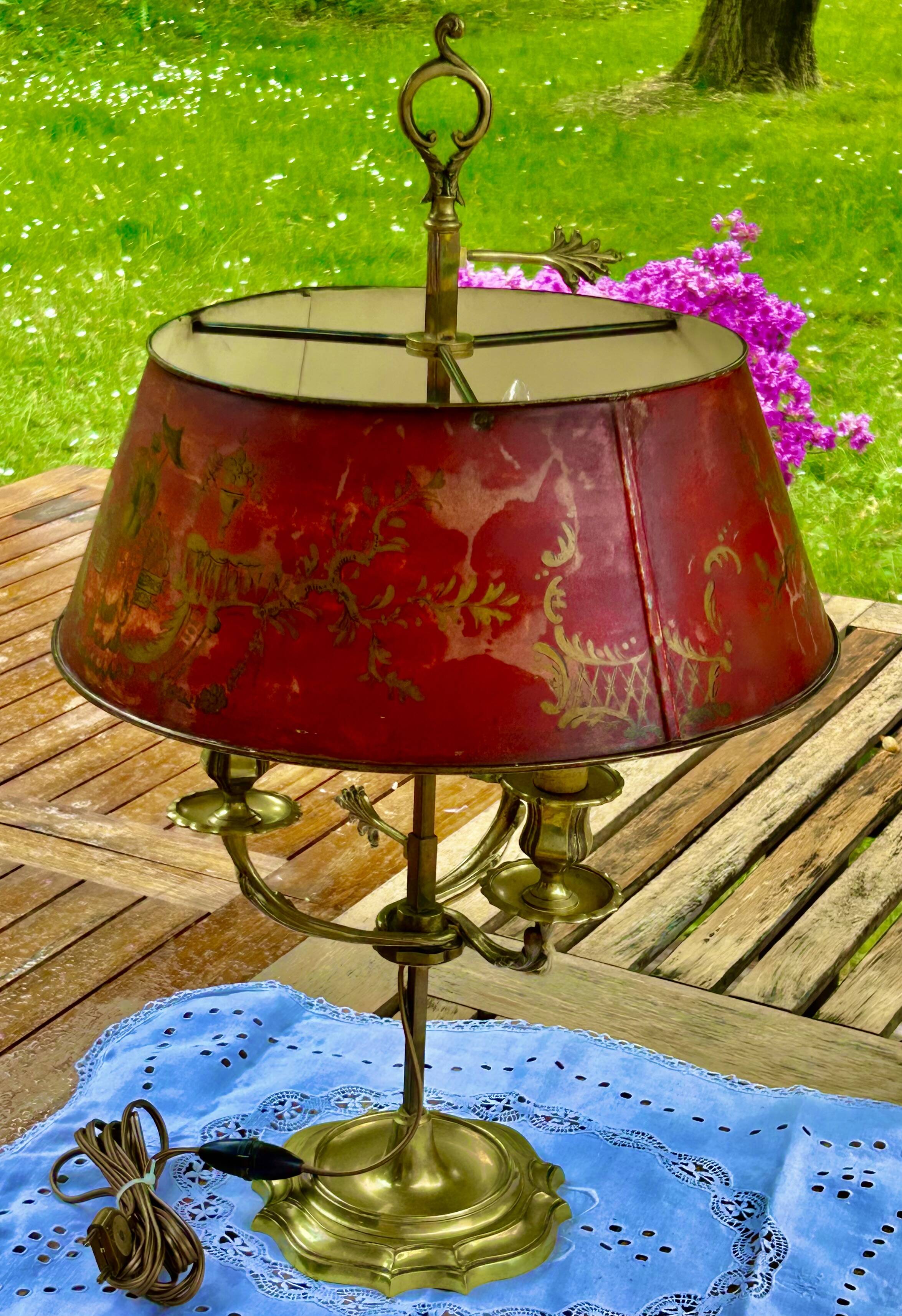 Bronze-gilt bouillotte lamp XIXth century with a tin shade featuring Japonese decoration.
