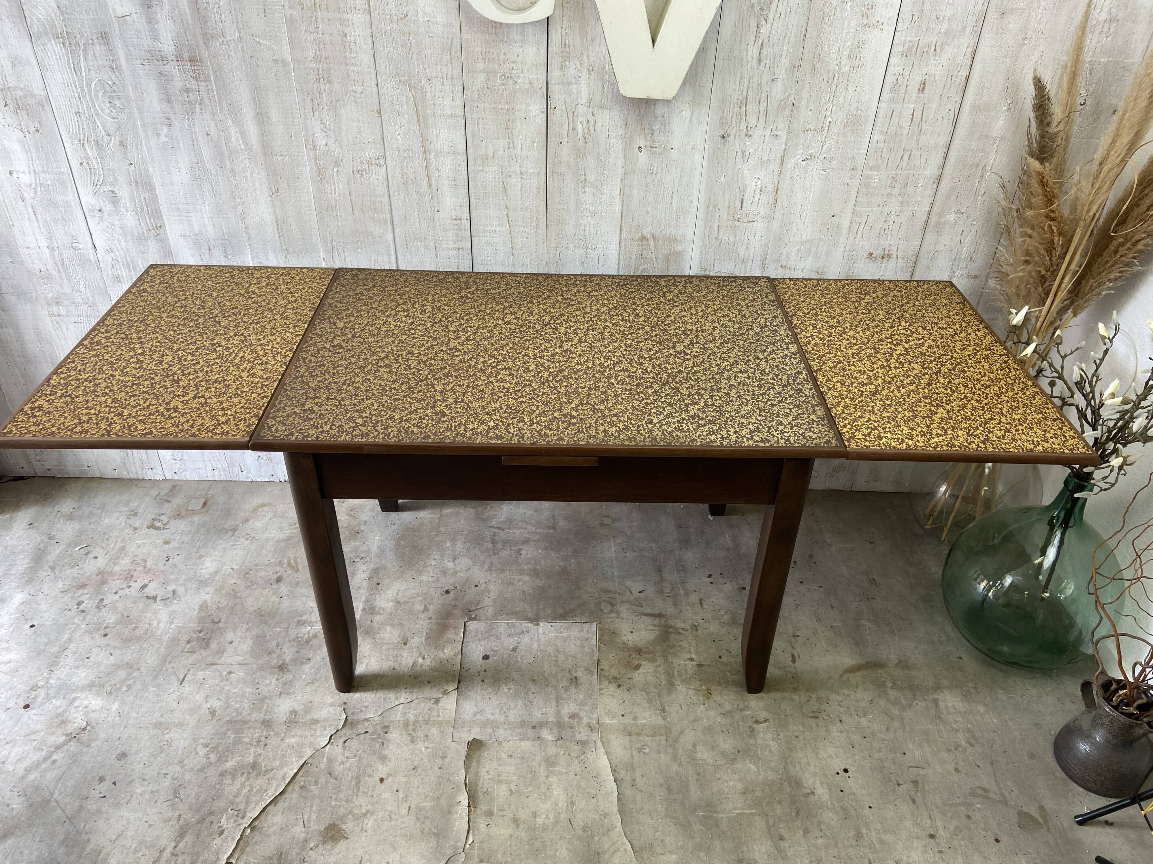 Extendable farm table