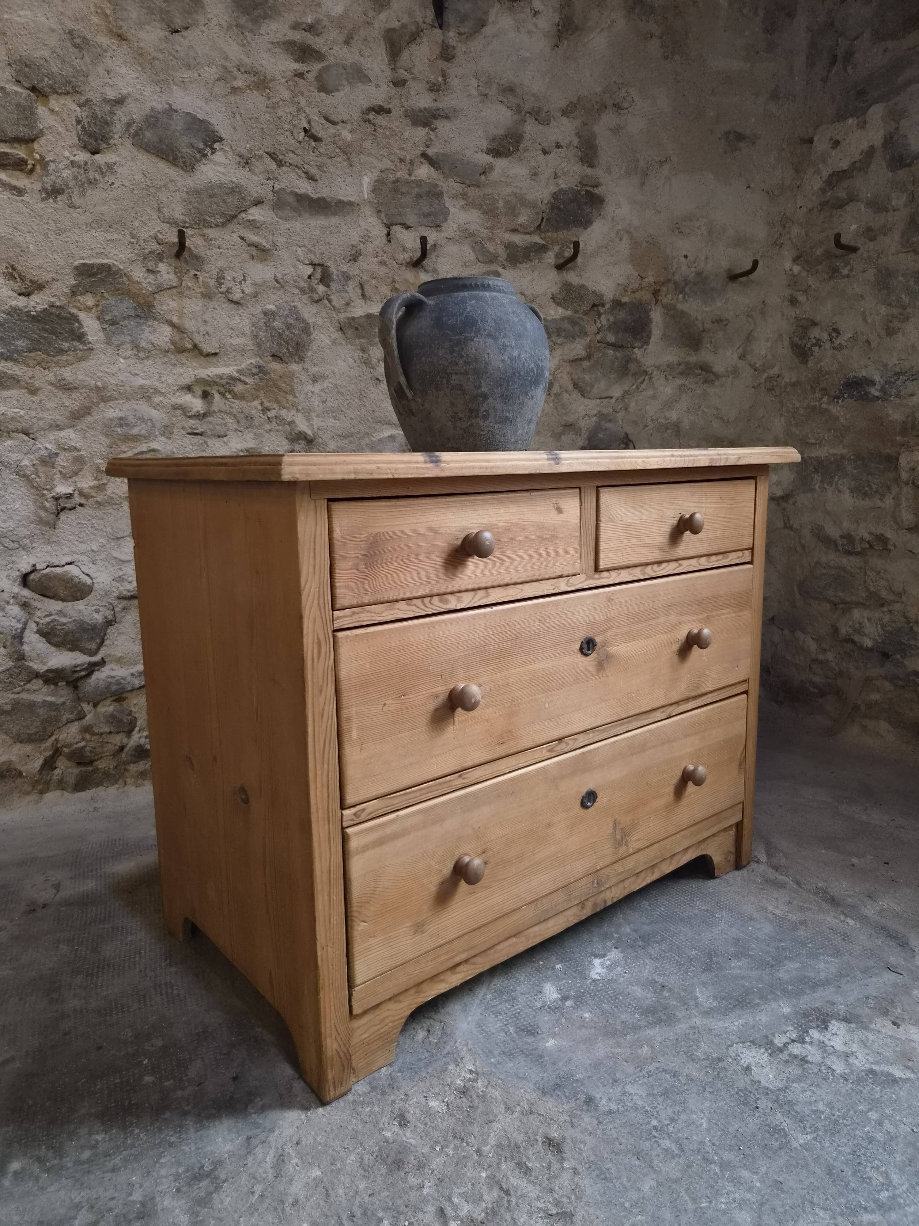 Commode ancienne rustique en pin, 4 tiroirs, vers 1880–1920