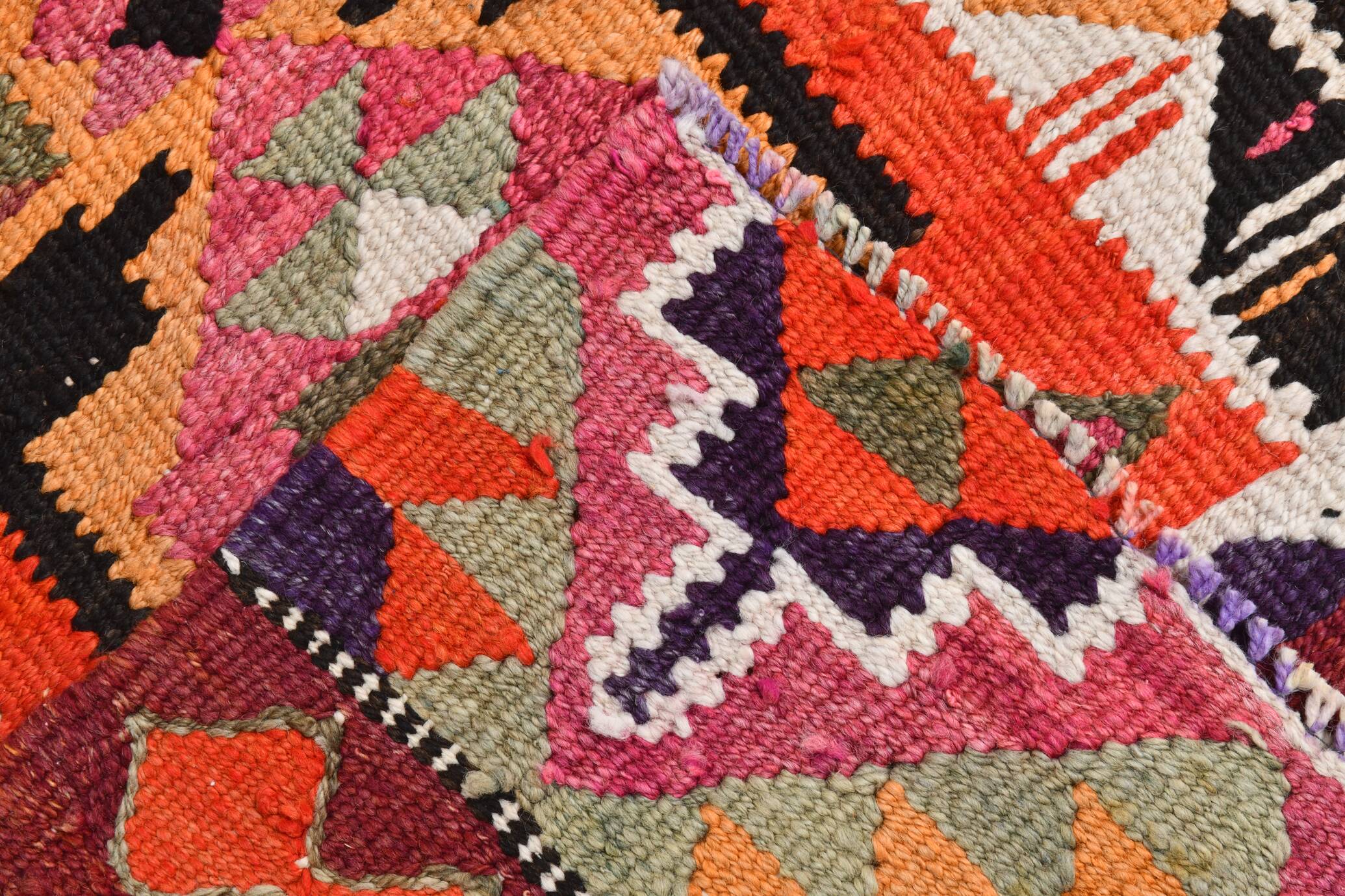 Tapis de couloir tribal kilim géométrique orange et rose