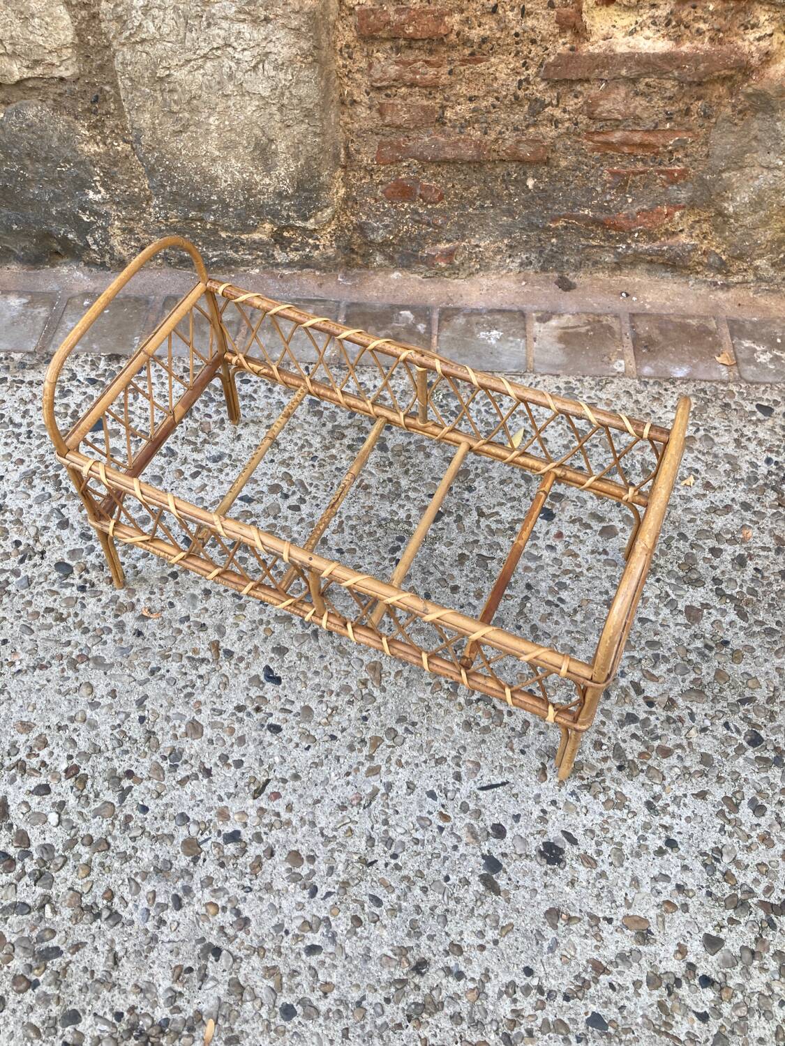 Lit en rotin pour poupée