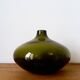 Petit vase boule en verre fait main vert foncé